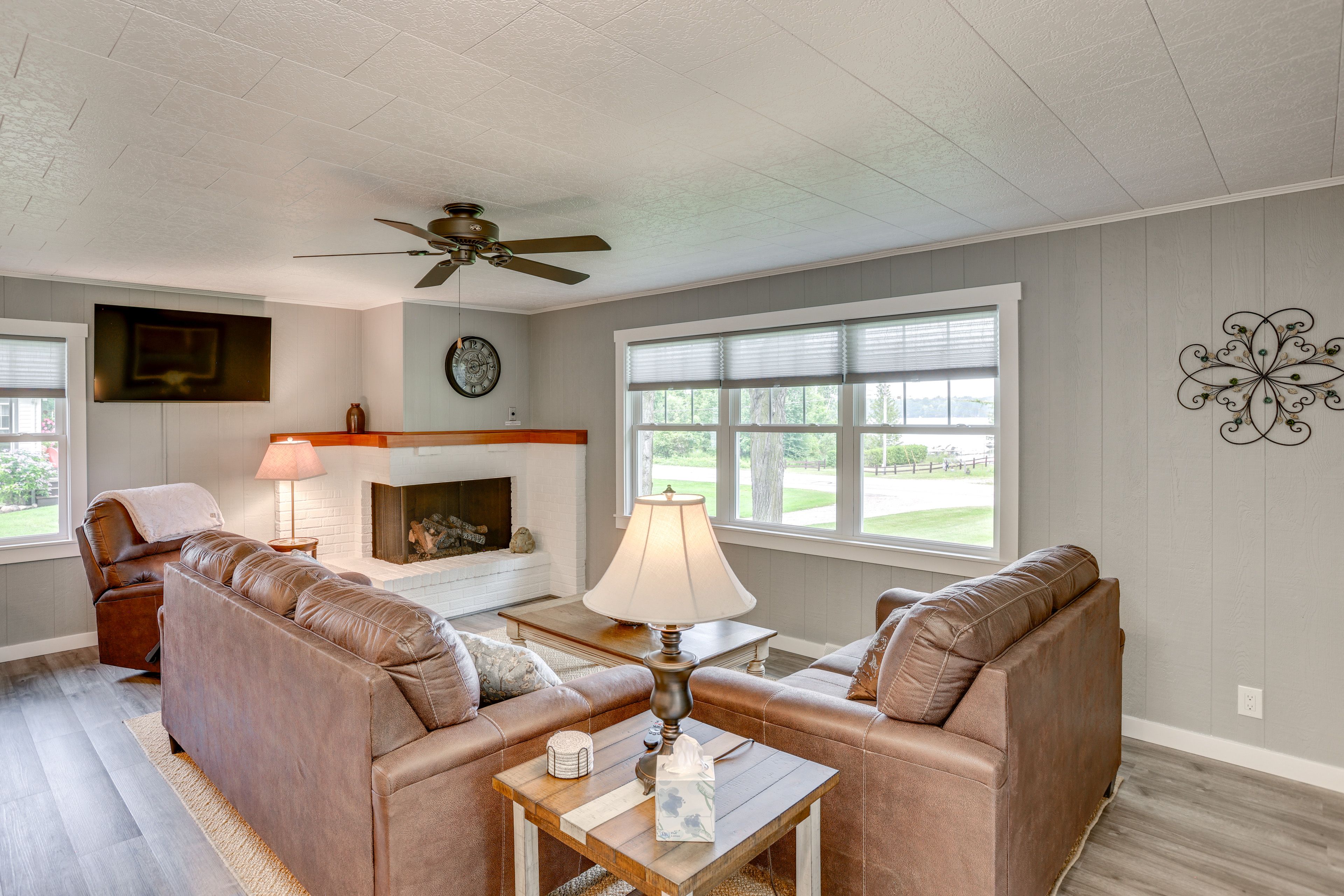 Living Room | Smart TV | Free WiFi