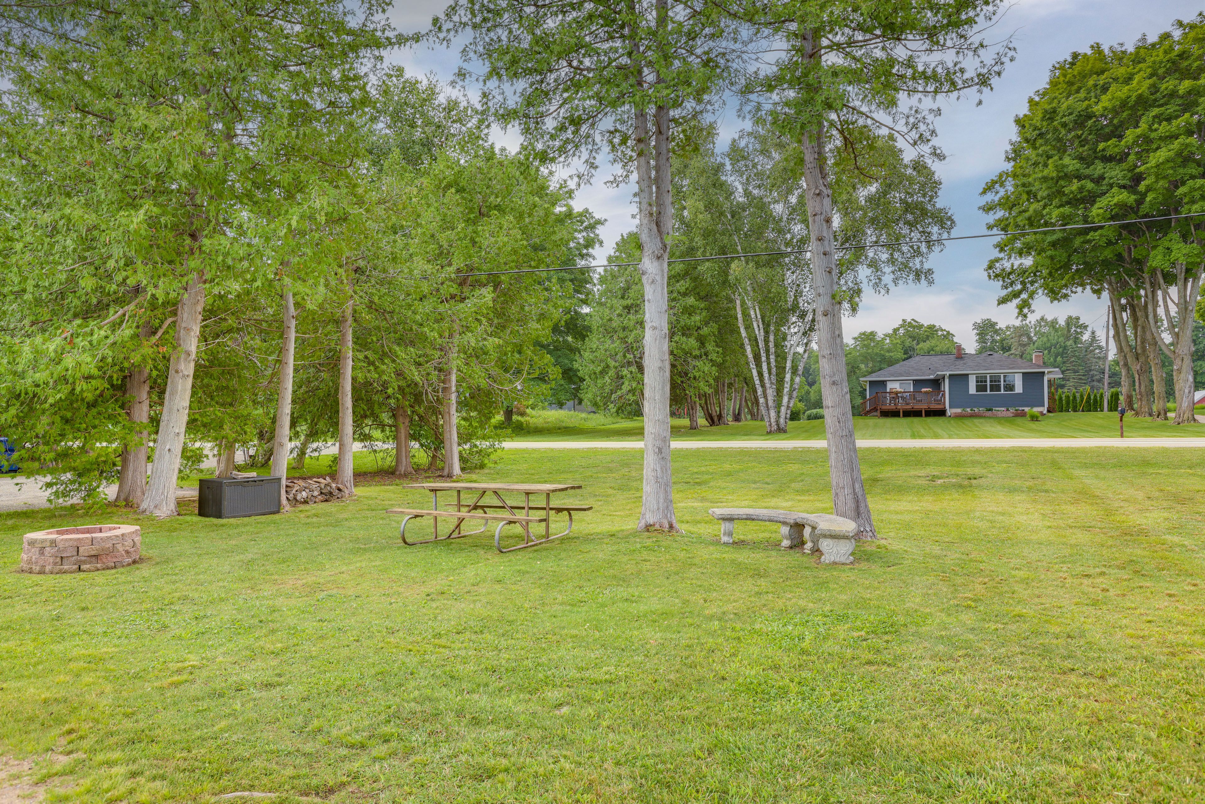 Yard | Fire Pit | Picnic Table