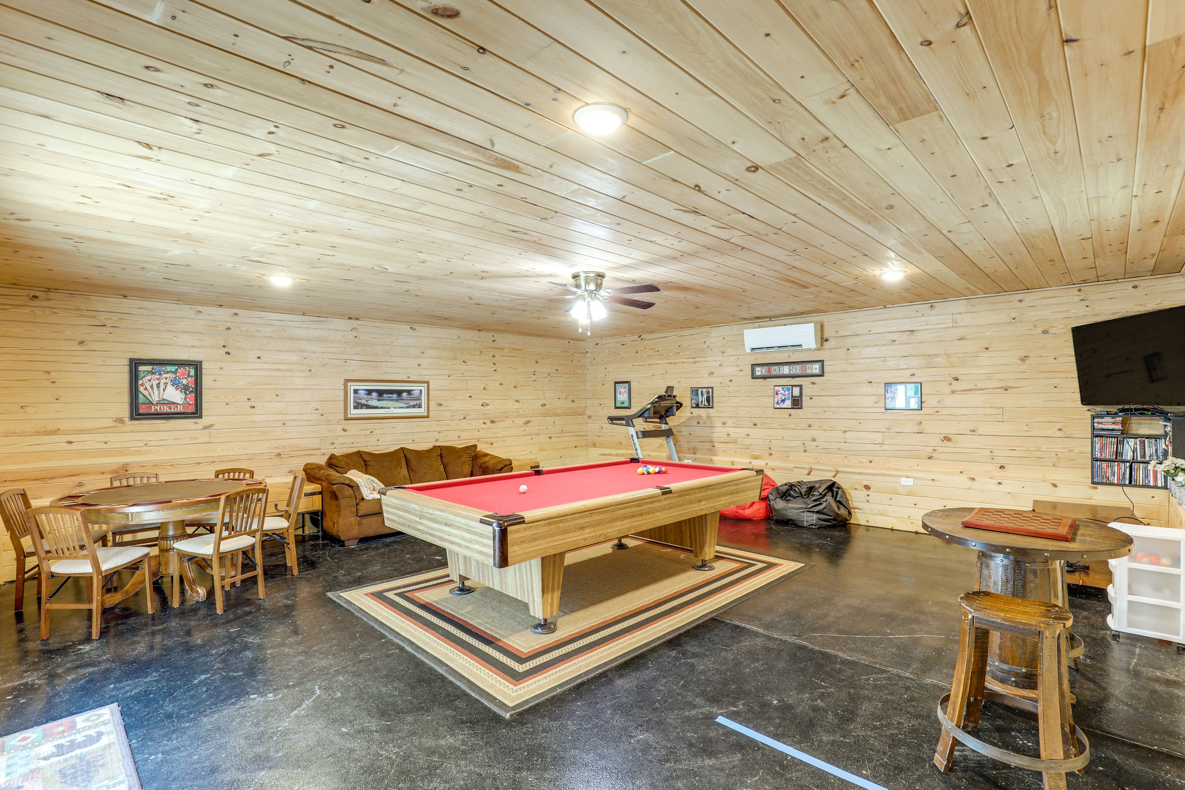 Private Game Room | Smart TV | Card Table | Darts