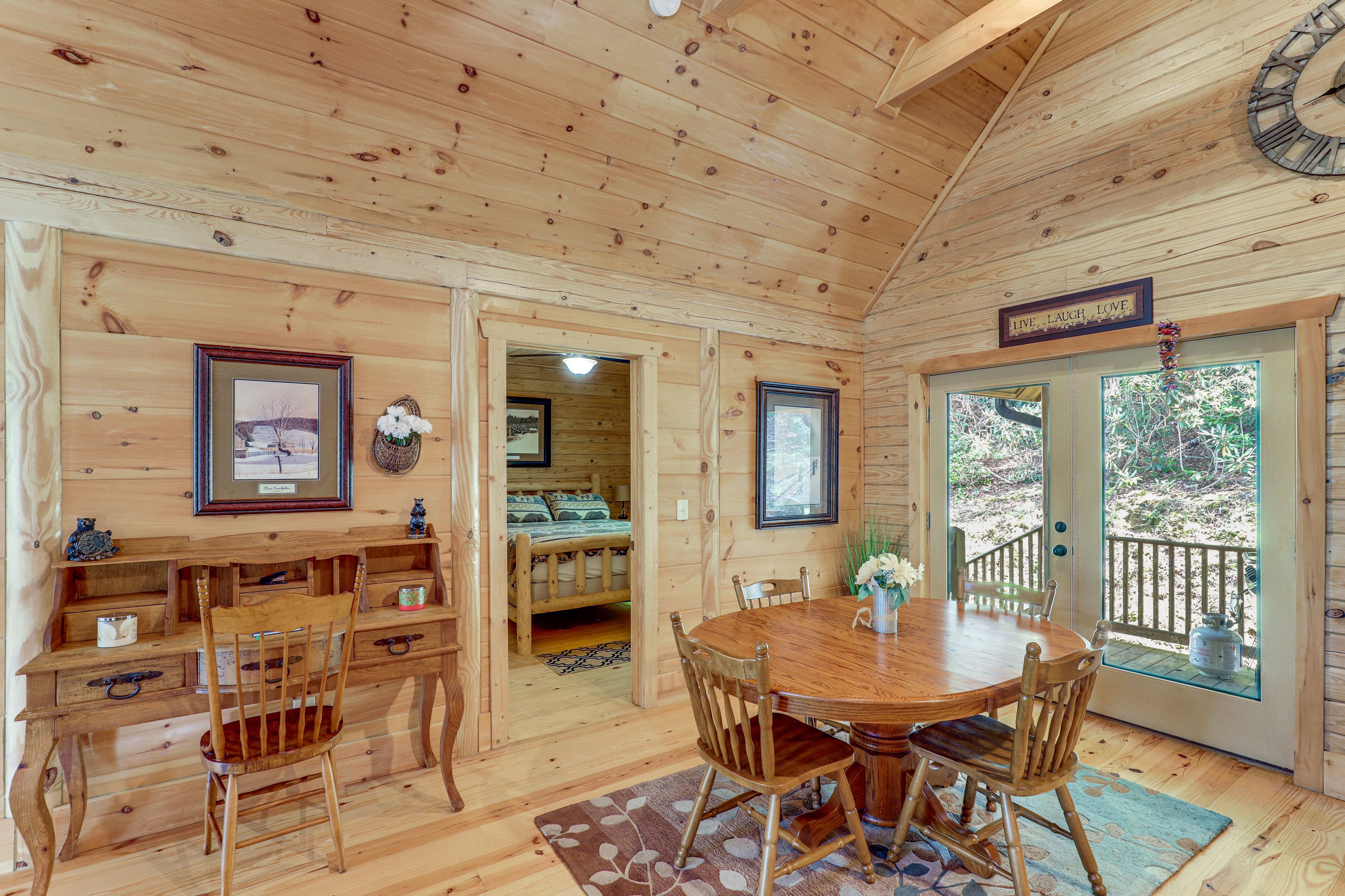 Dining Area | Dishware/Flatware Provided