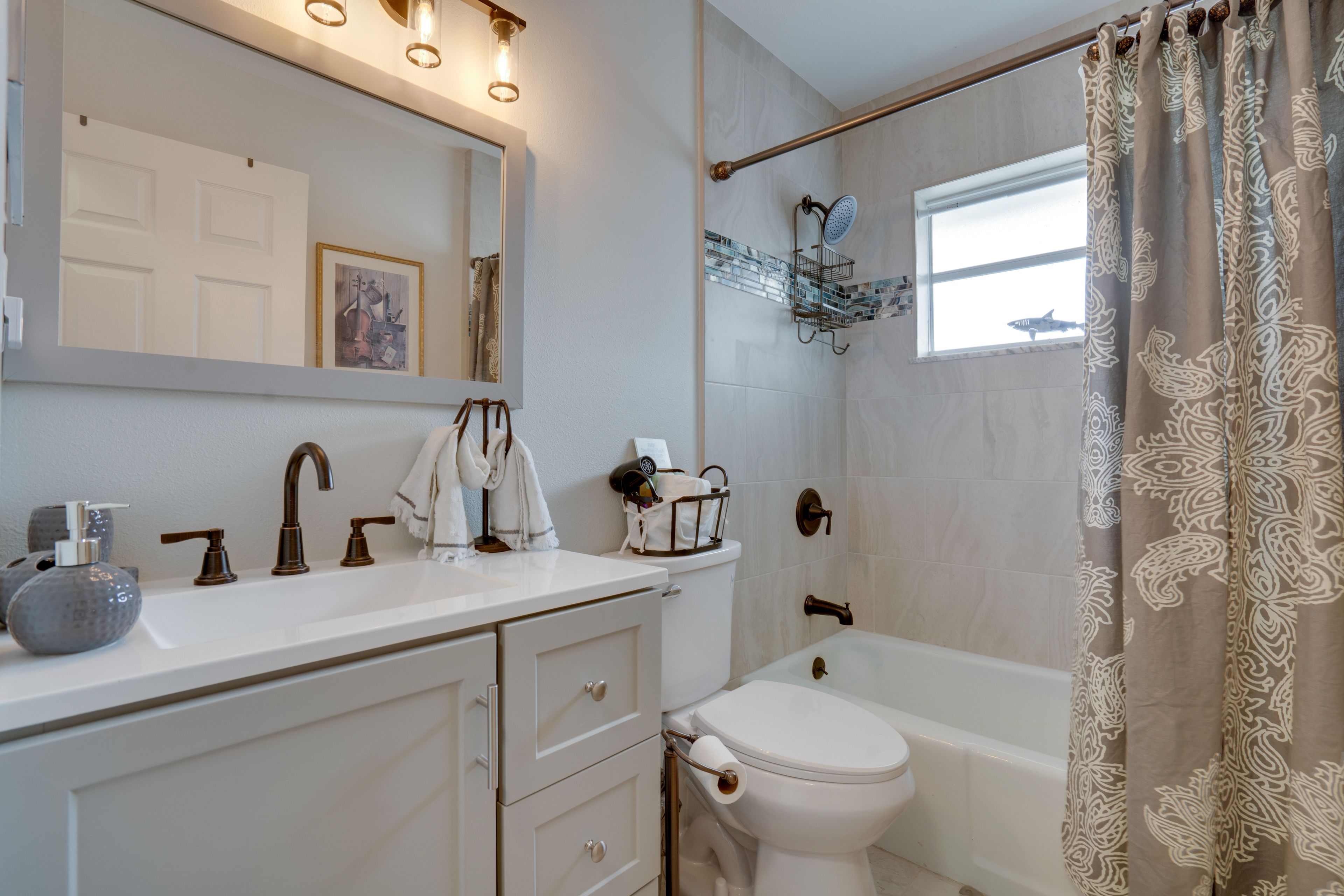Full Bathroom | Towels Provided