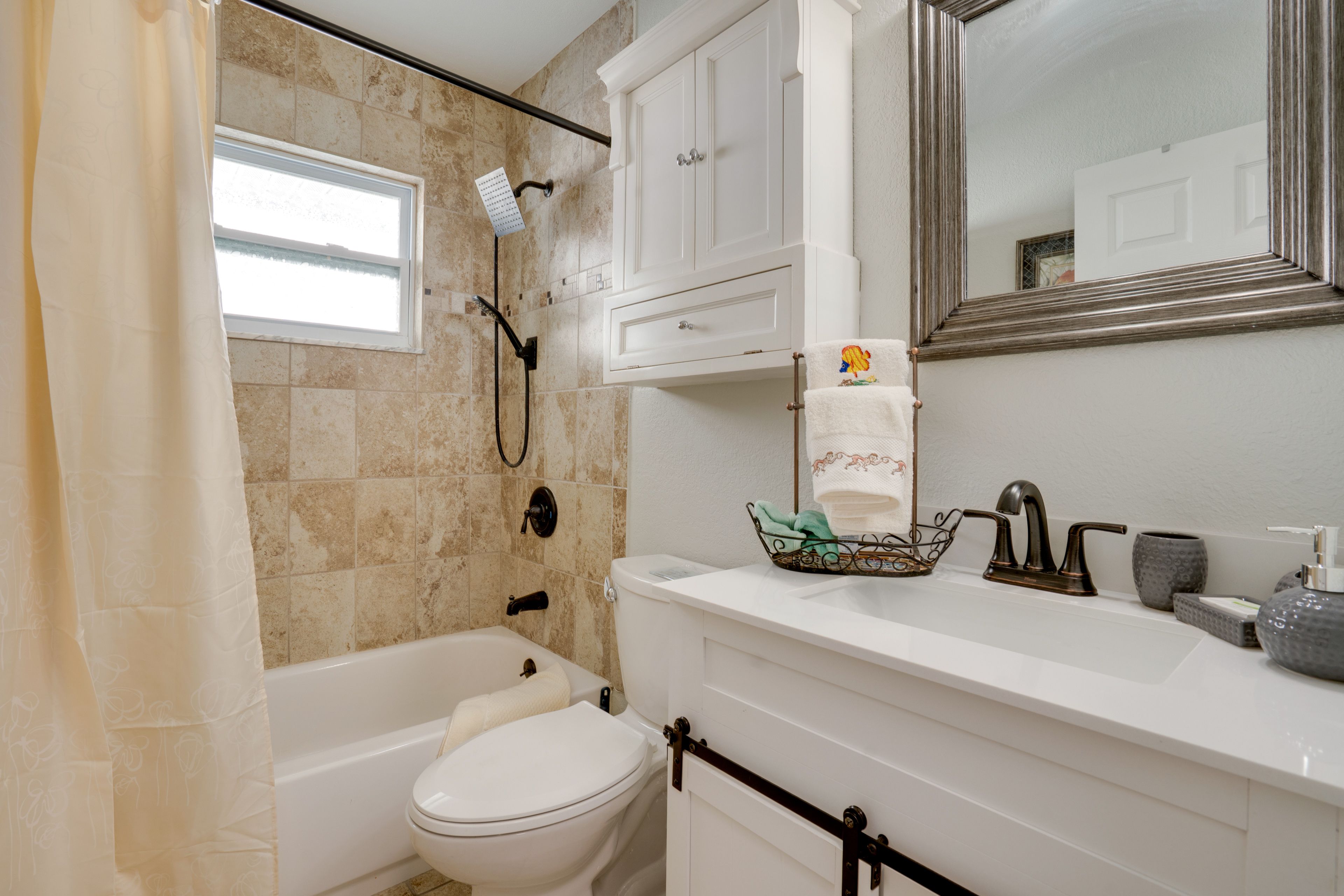 Full Bathroom | Towels Provided