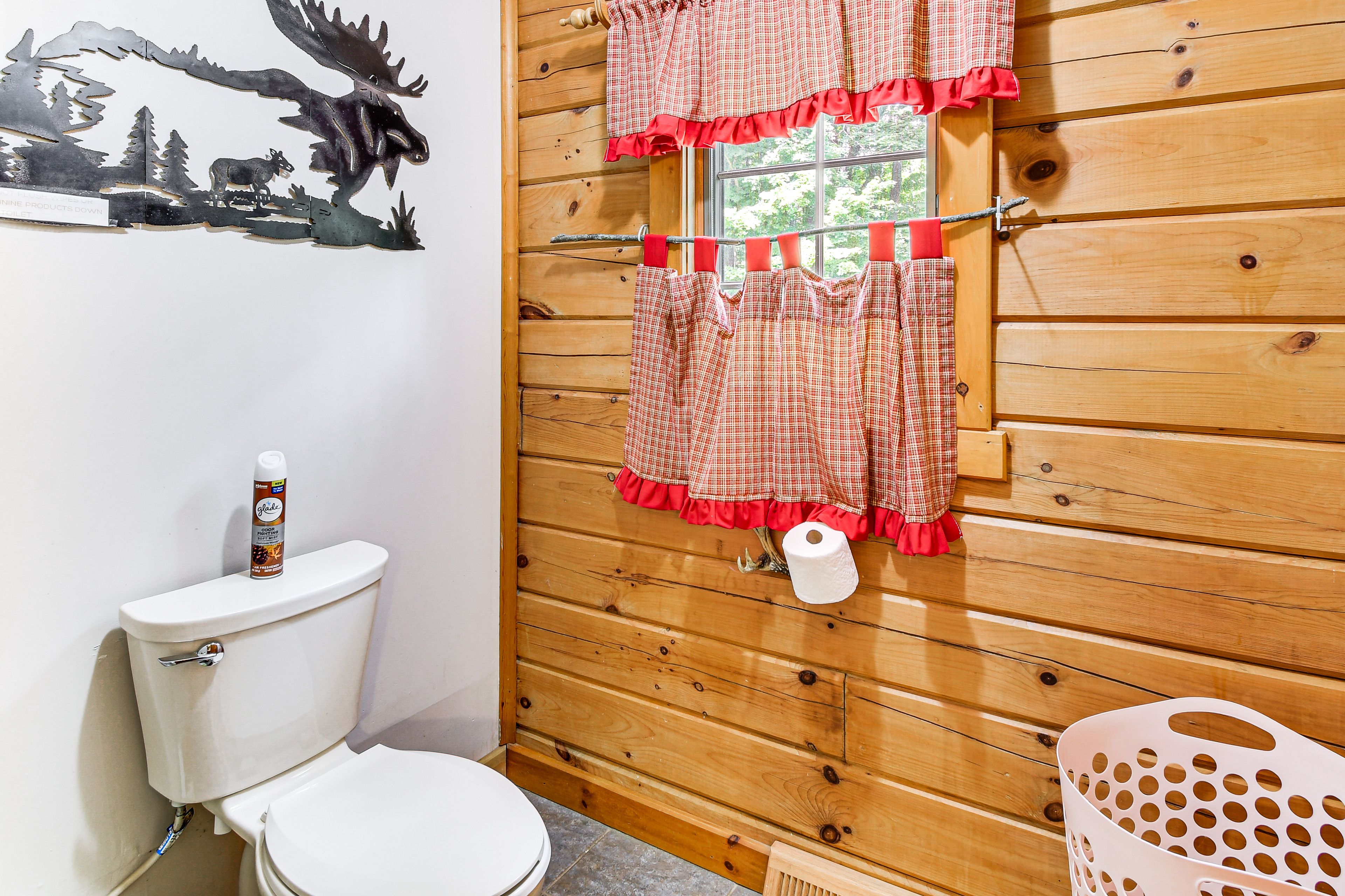 Full Bathroom | 1st Floor | Towels Provided