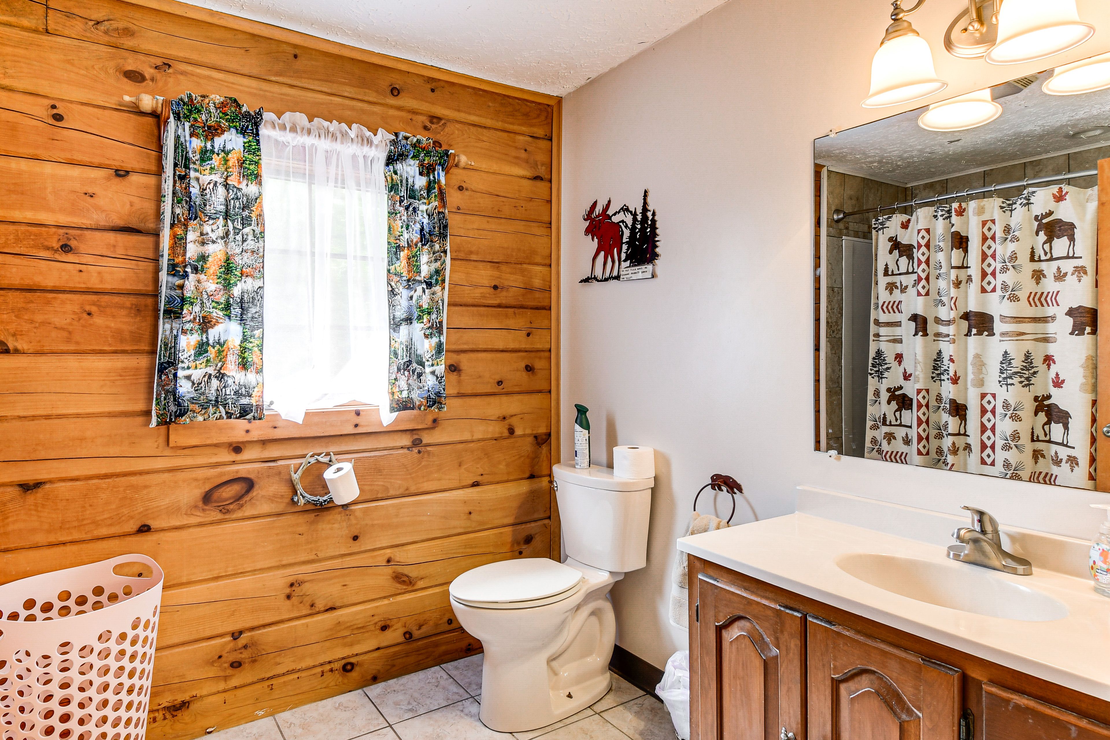 Full Bathroom | 2nd Floor | Complimentary Toiletries