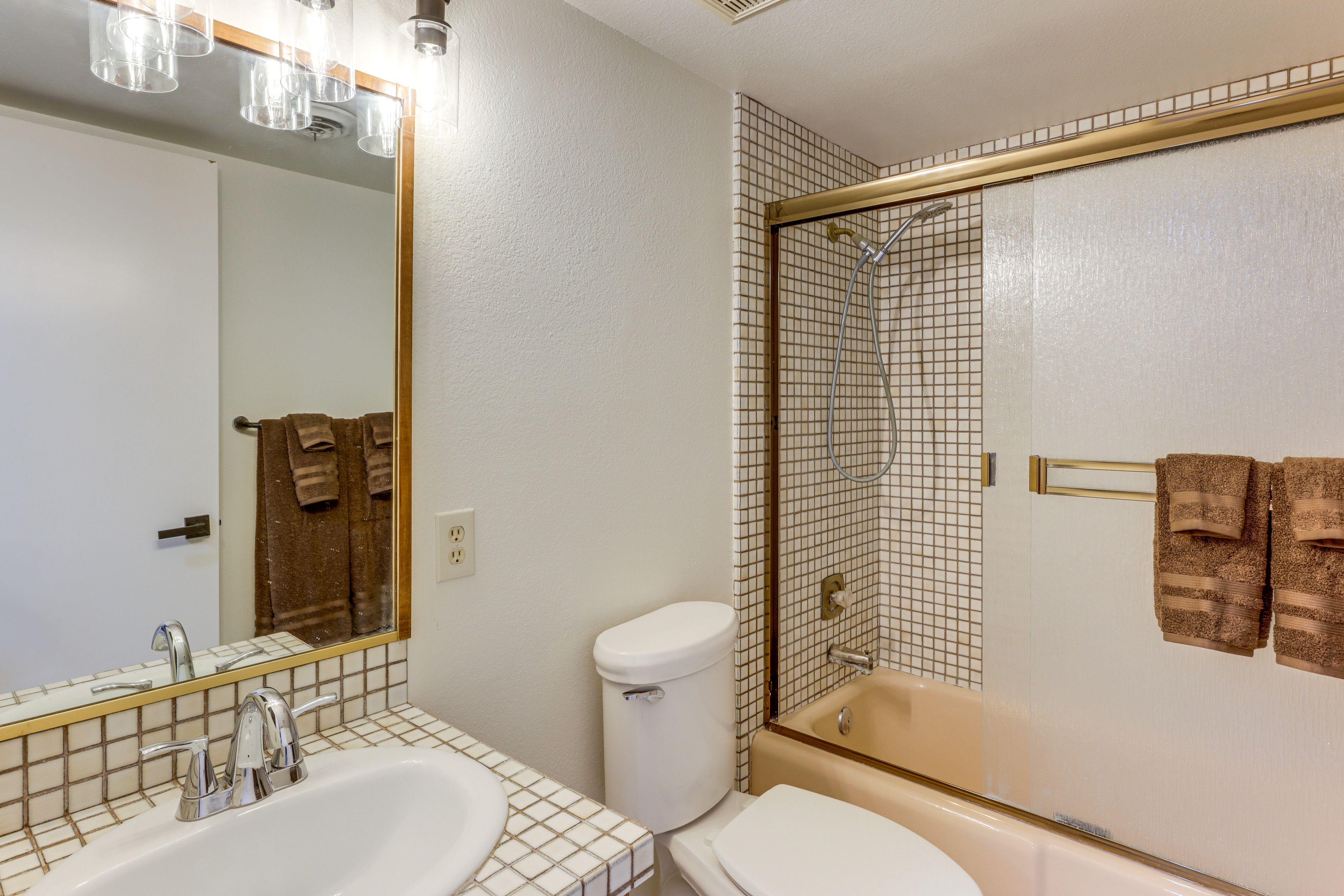 Full Bathroom | 2nd Floor