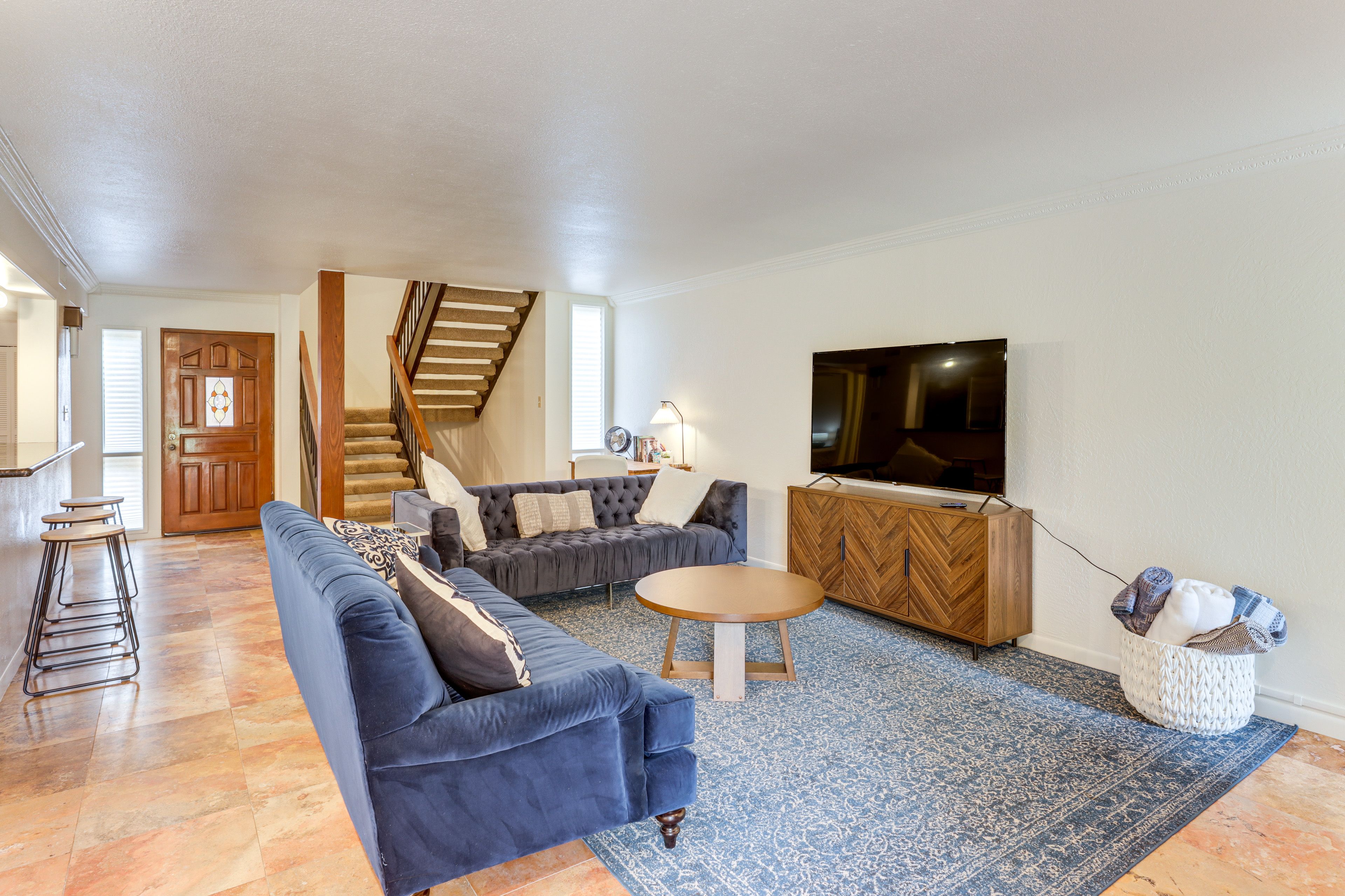 Living Room | Free WiFi | Smart TV | Central A/C | 1st Floor