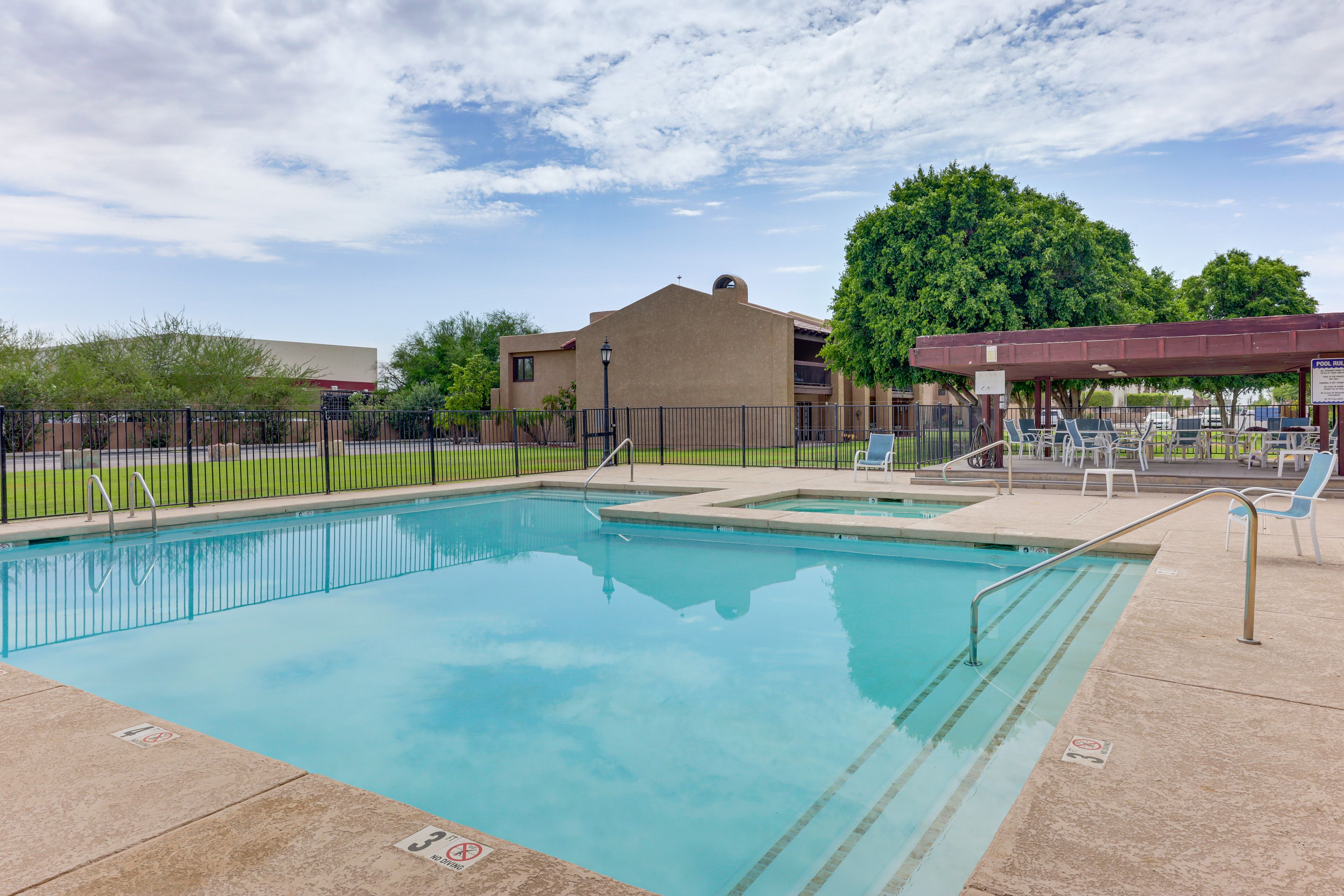 Castil Del Prado | Community Pool & Hot Tub