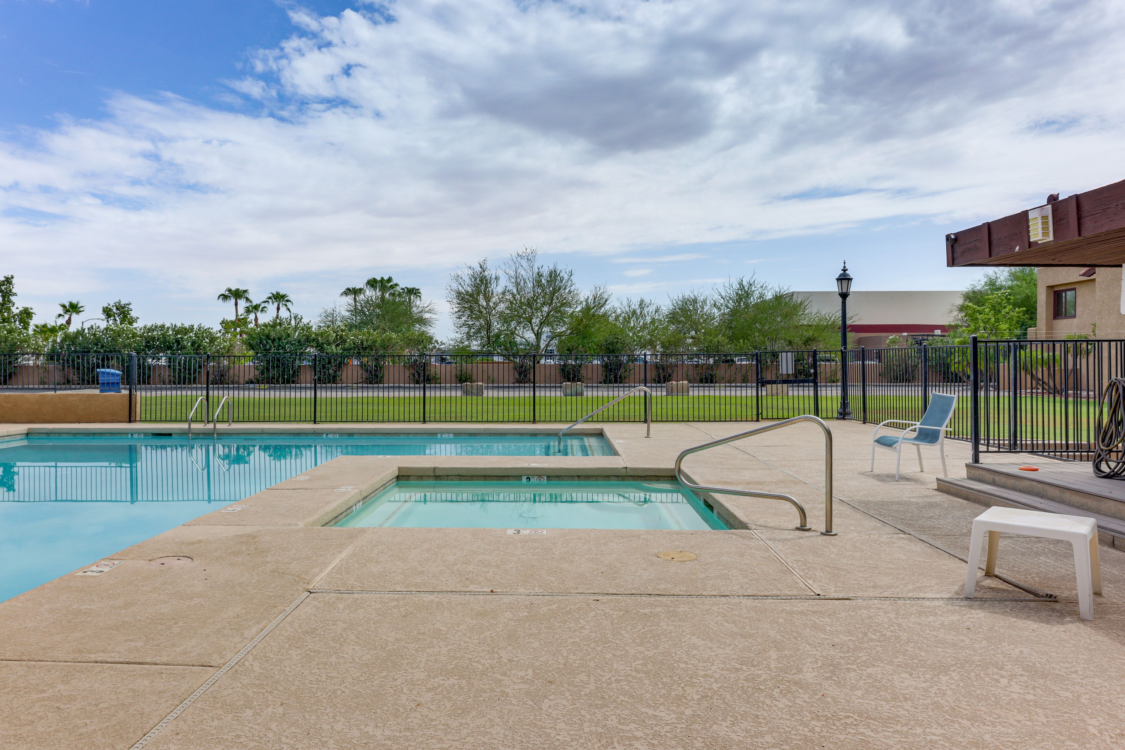 Castil Del Prado | Community Pool & Hot Tub