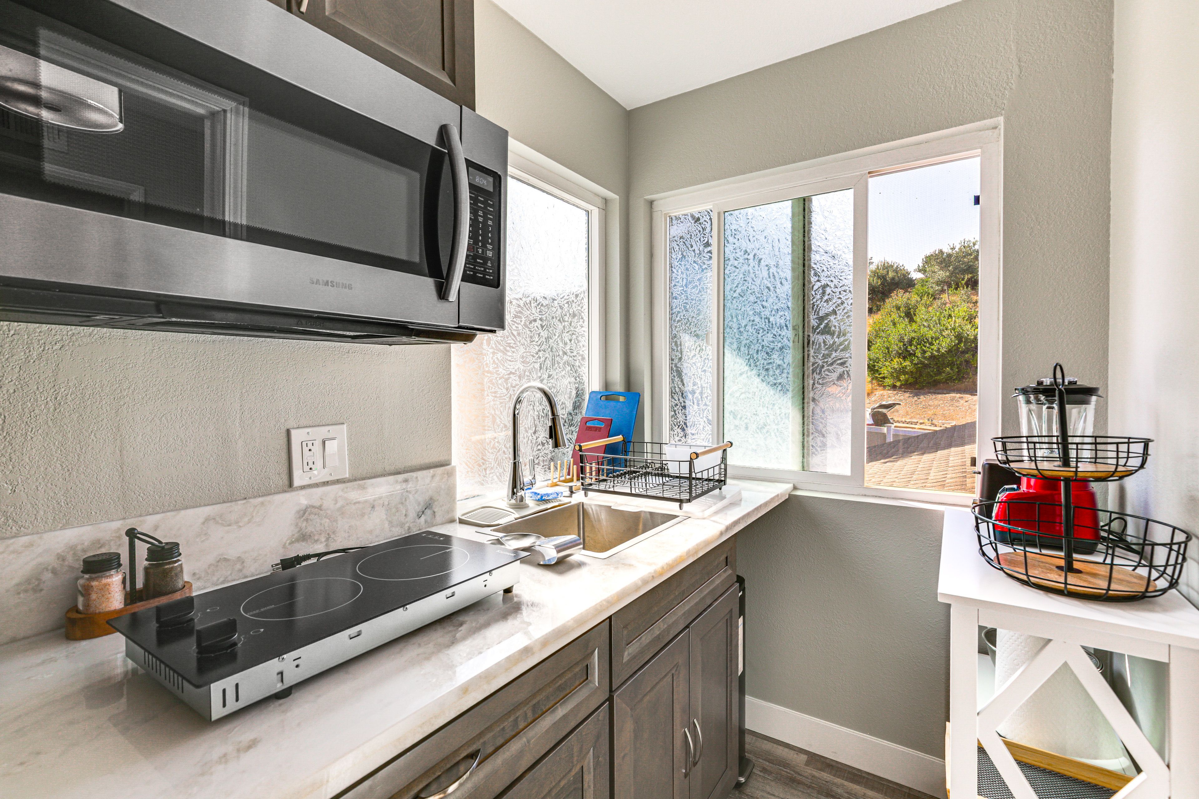 Kitchenette | Keurig Coffee Maker | Toaster | Blender | Paper Towels