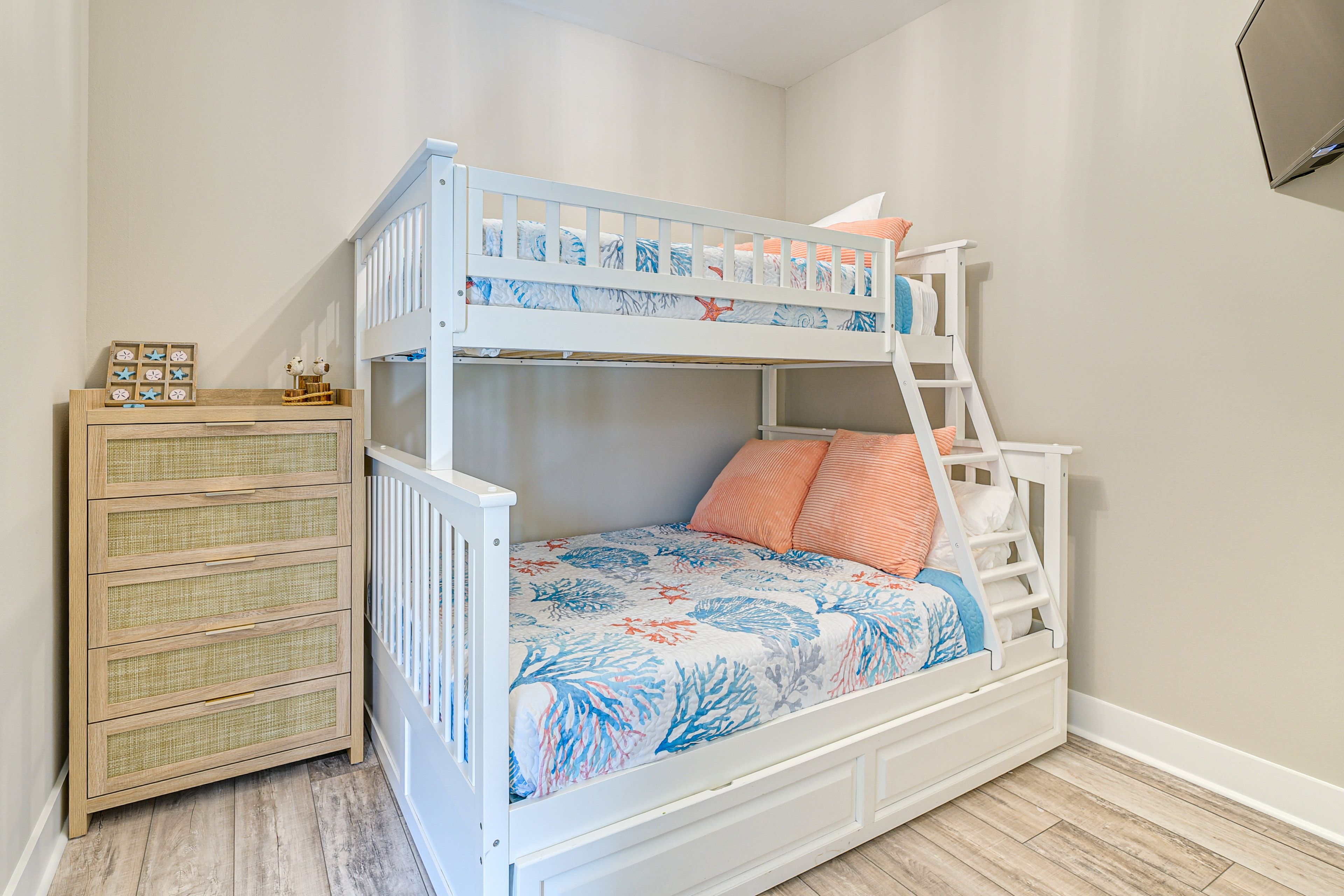 Bedroom 2 | Twin/Full Bunk Bed w/ Twin Trundle | Smart TV