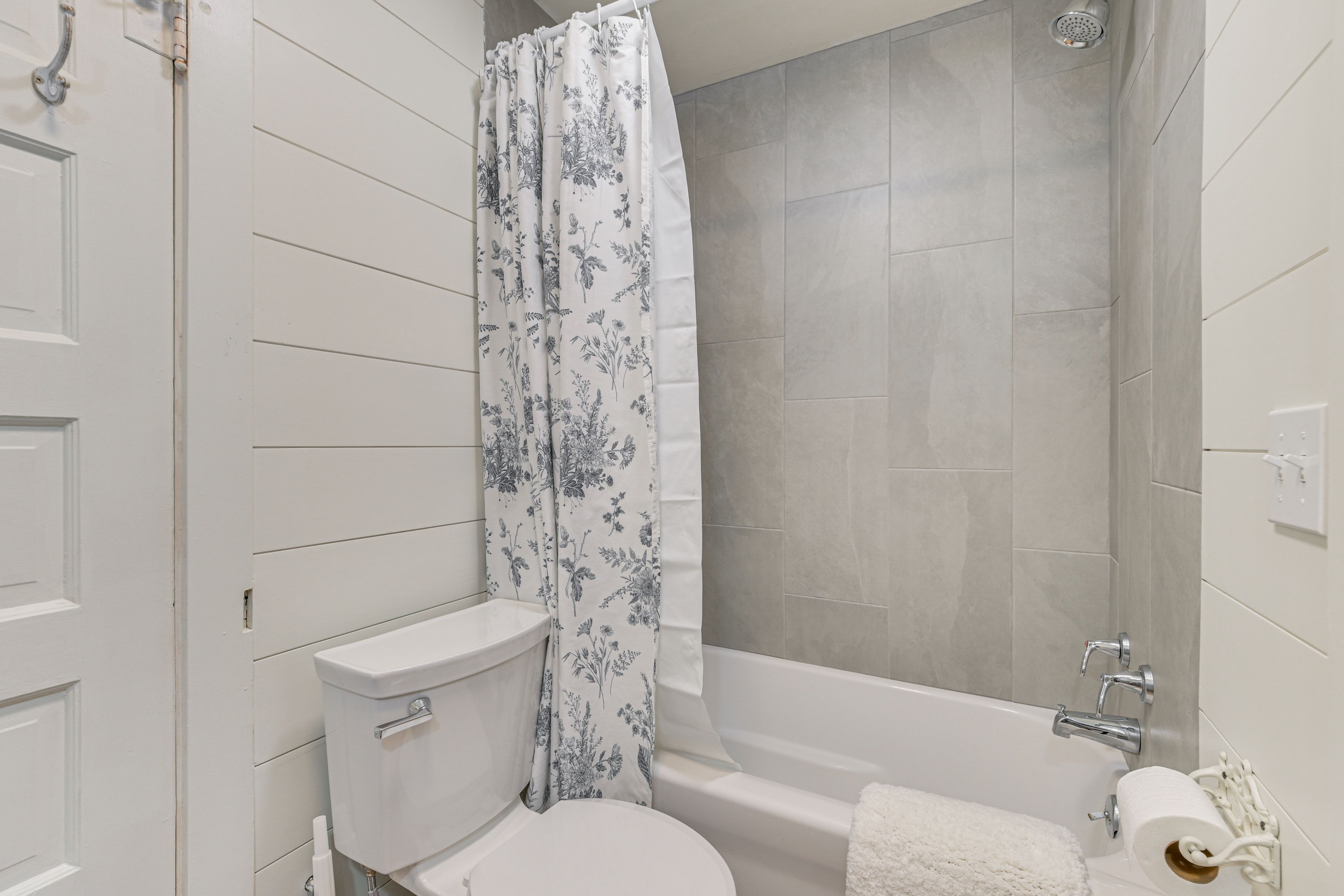 Full Bathroom | Towels Provided