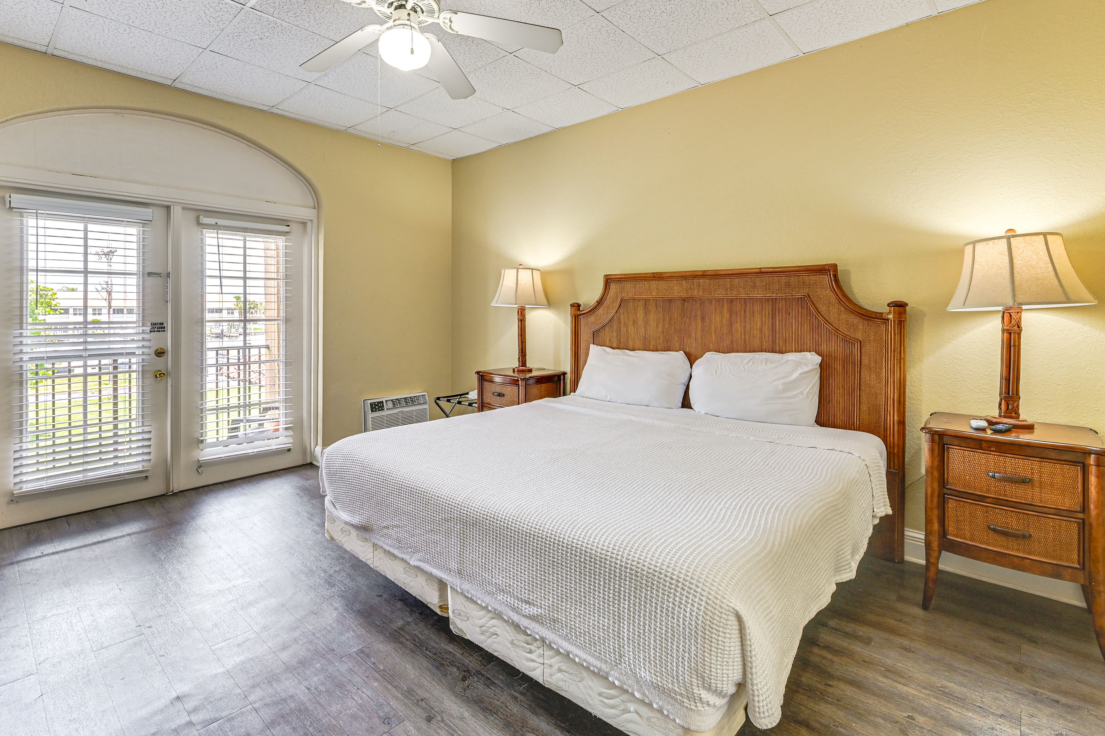Studio | Queen Bed | Free WiFi | Window A/C Unit | Central Heat