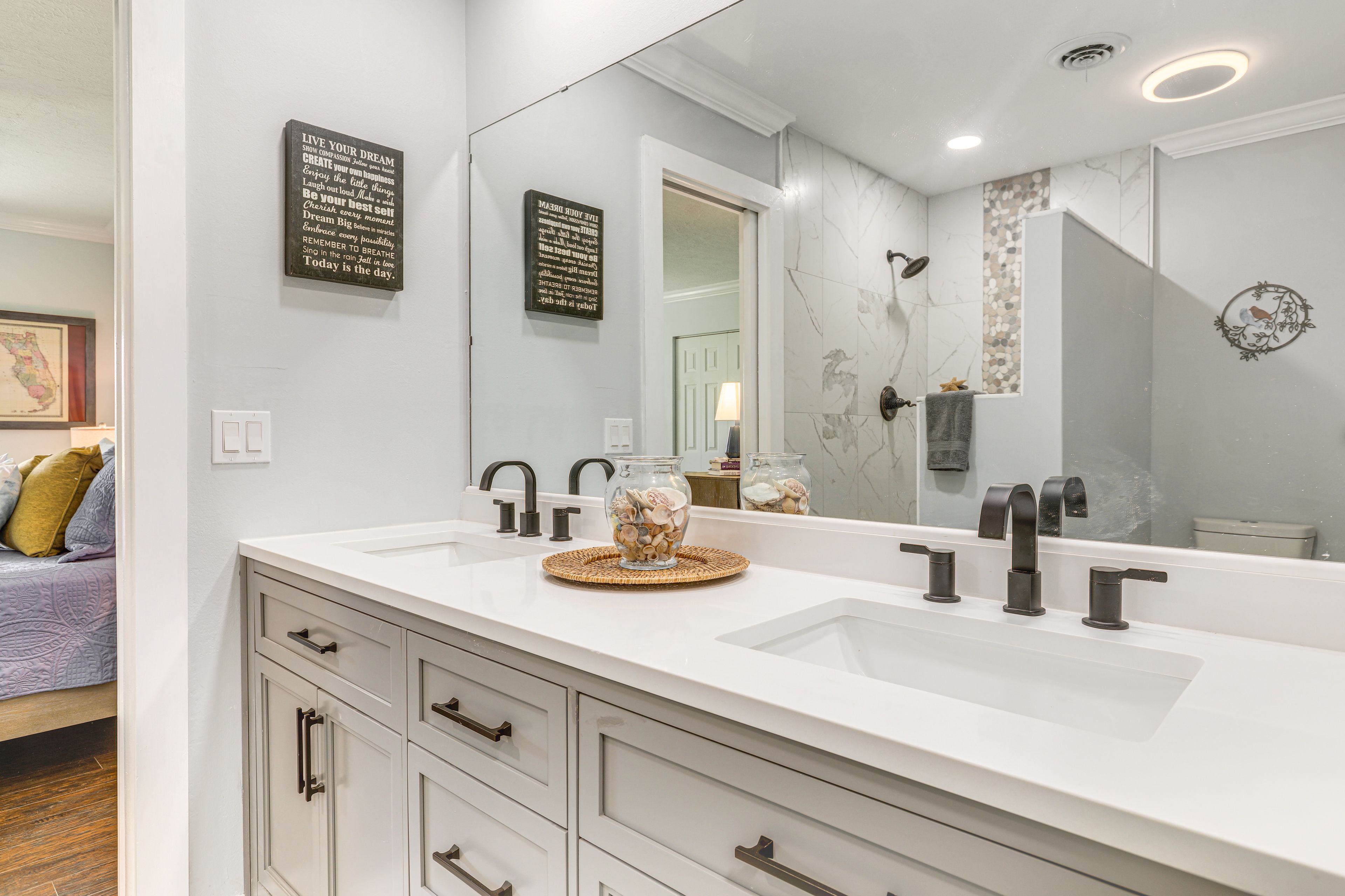 Jack-and-Jill Bathroom | Complimentary Toiletries | Towels Provided