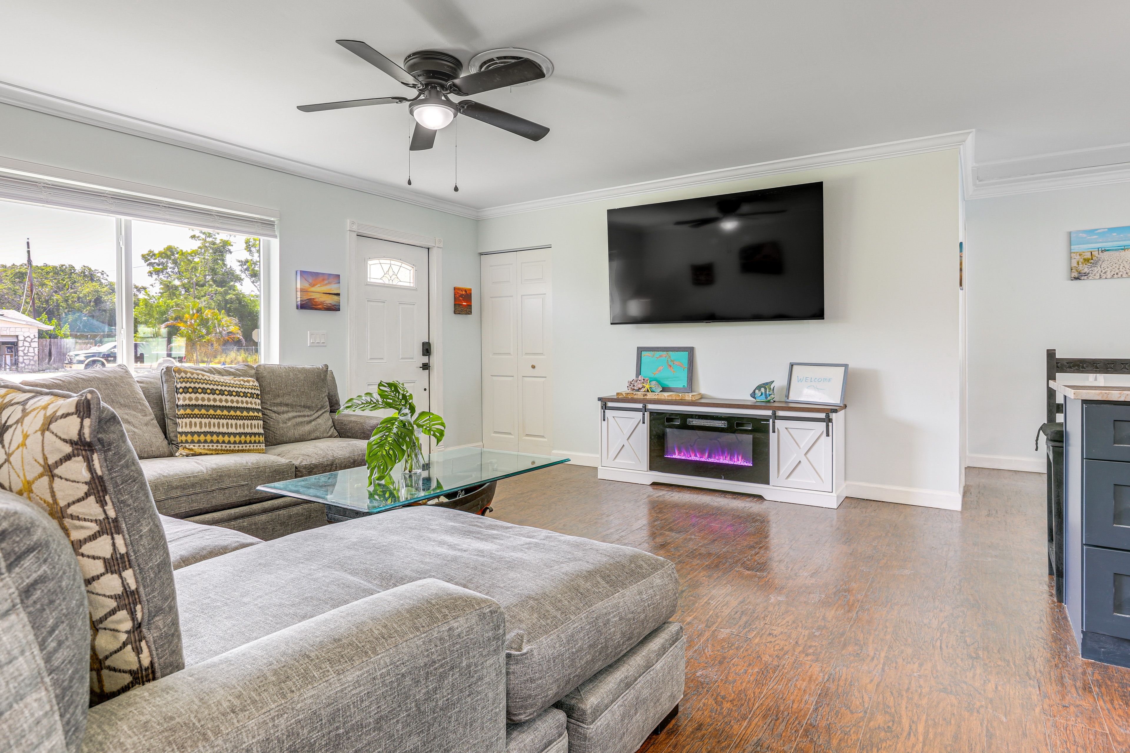 Living Room | Flat-Screen TV | Fireplace | Central Heating & A/C | Free WiFi