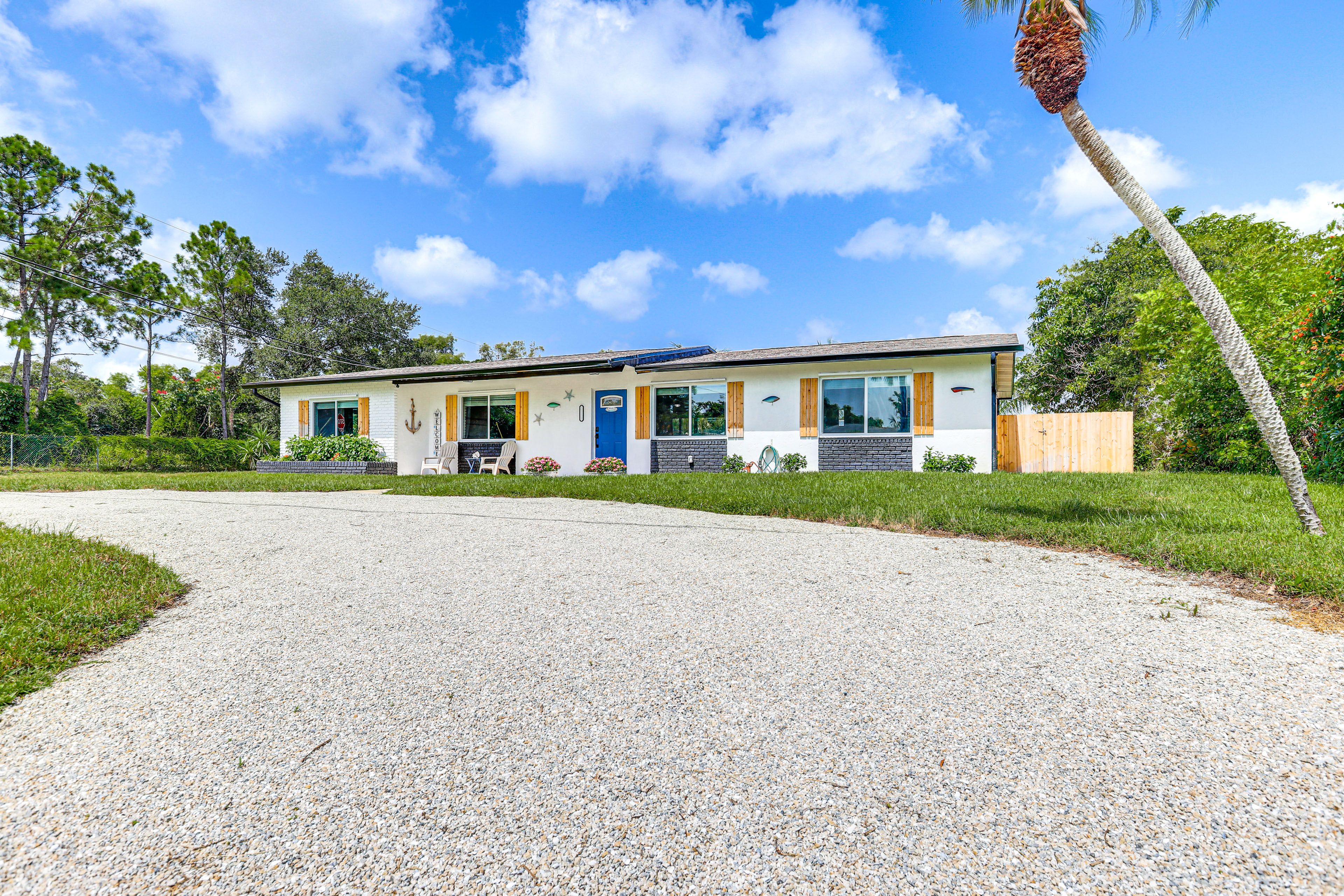 Exterior | Parking | Driveway (5 Vehicles) | Boat Parking