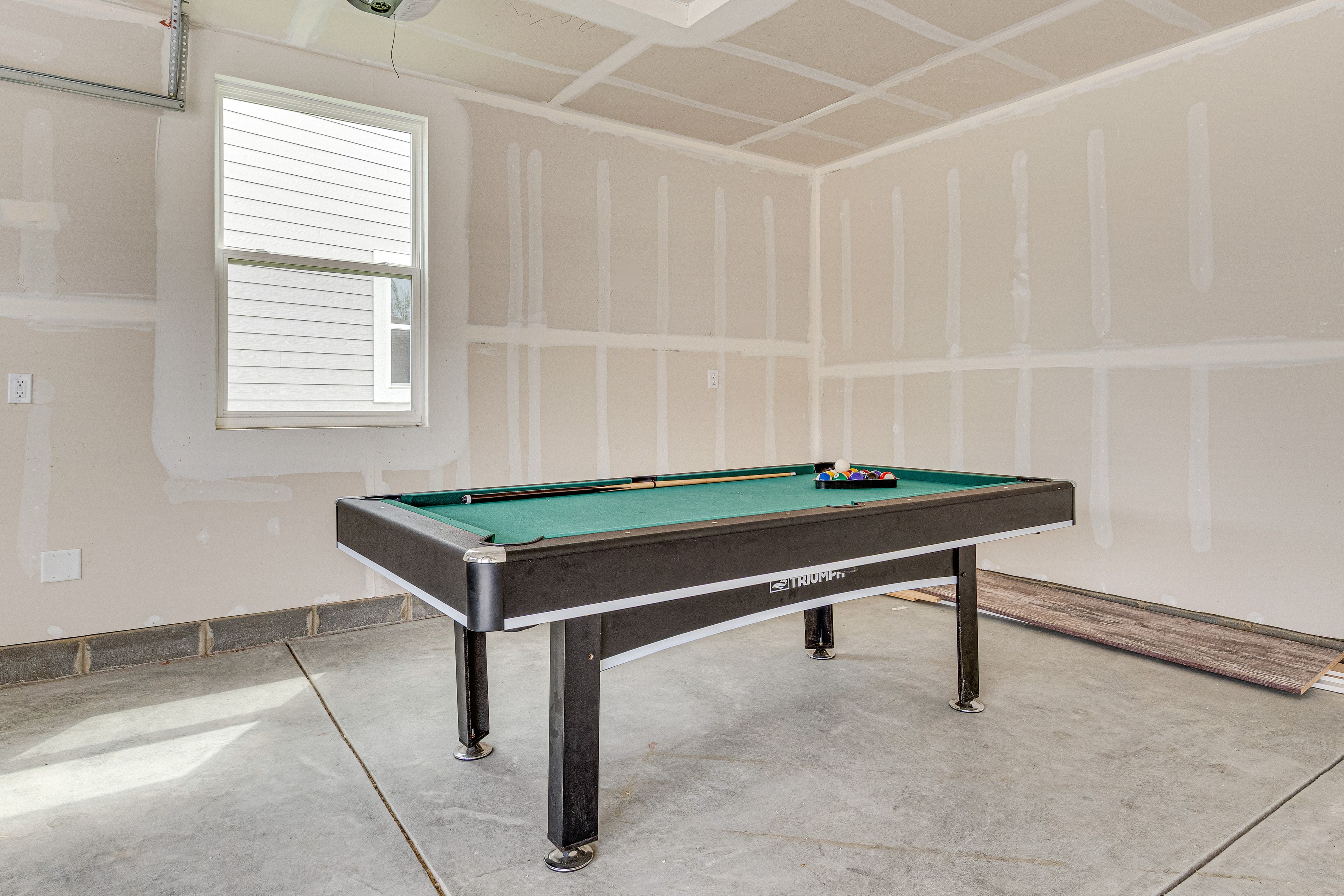 Garage | Pool Table