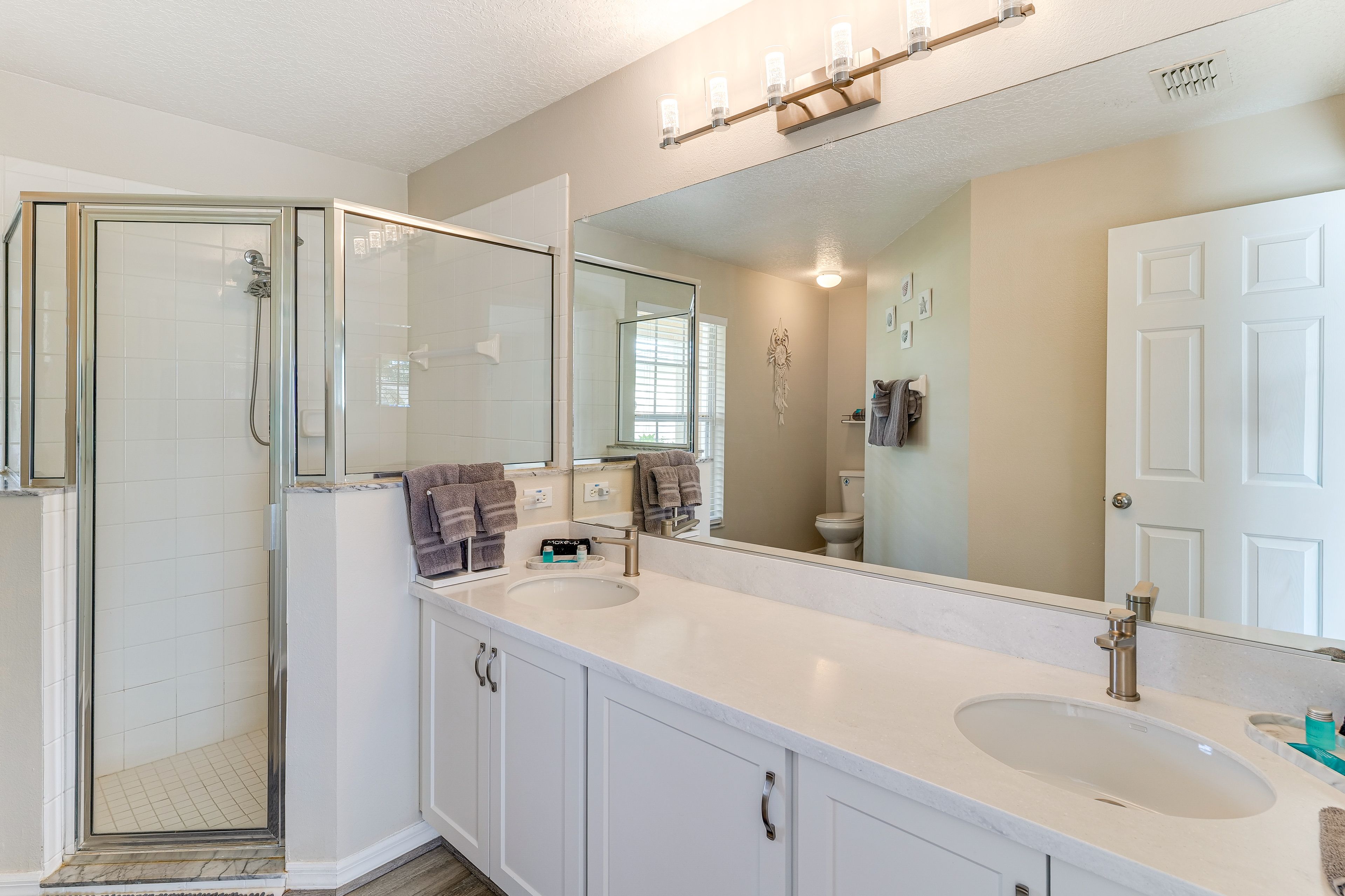 En-Suite Bathroom | Towels & Linens Provided