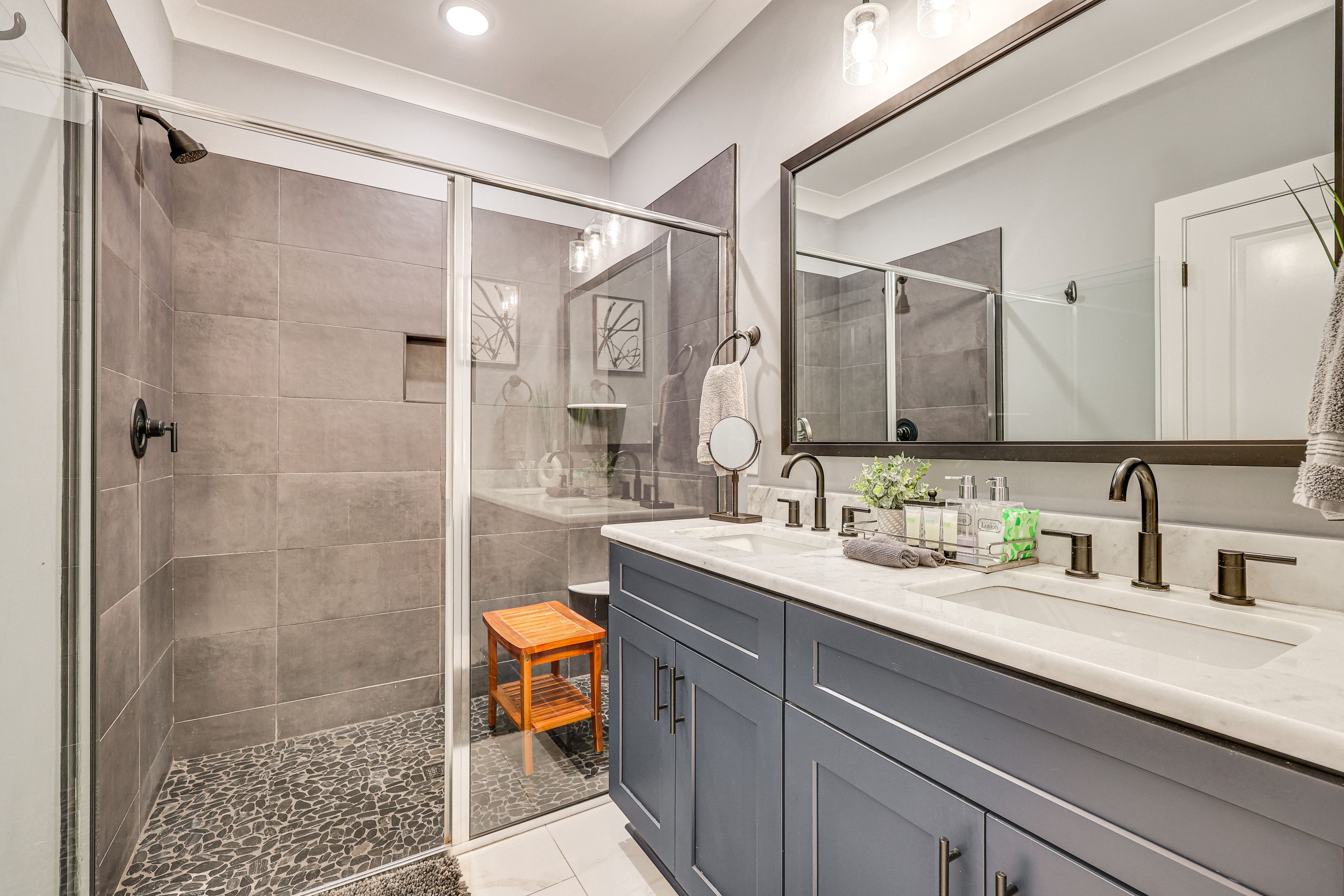 Full Bathroom | 3rd Floor