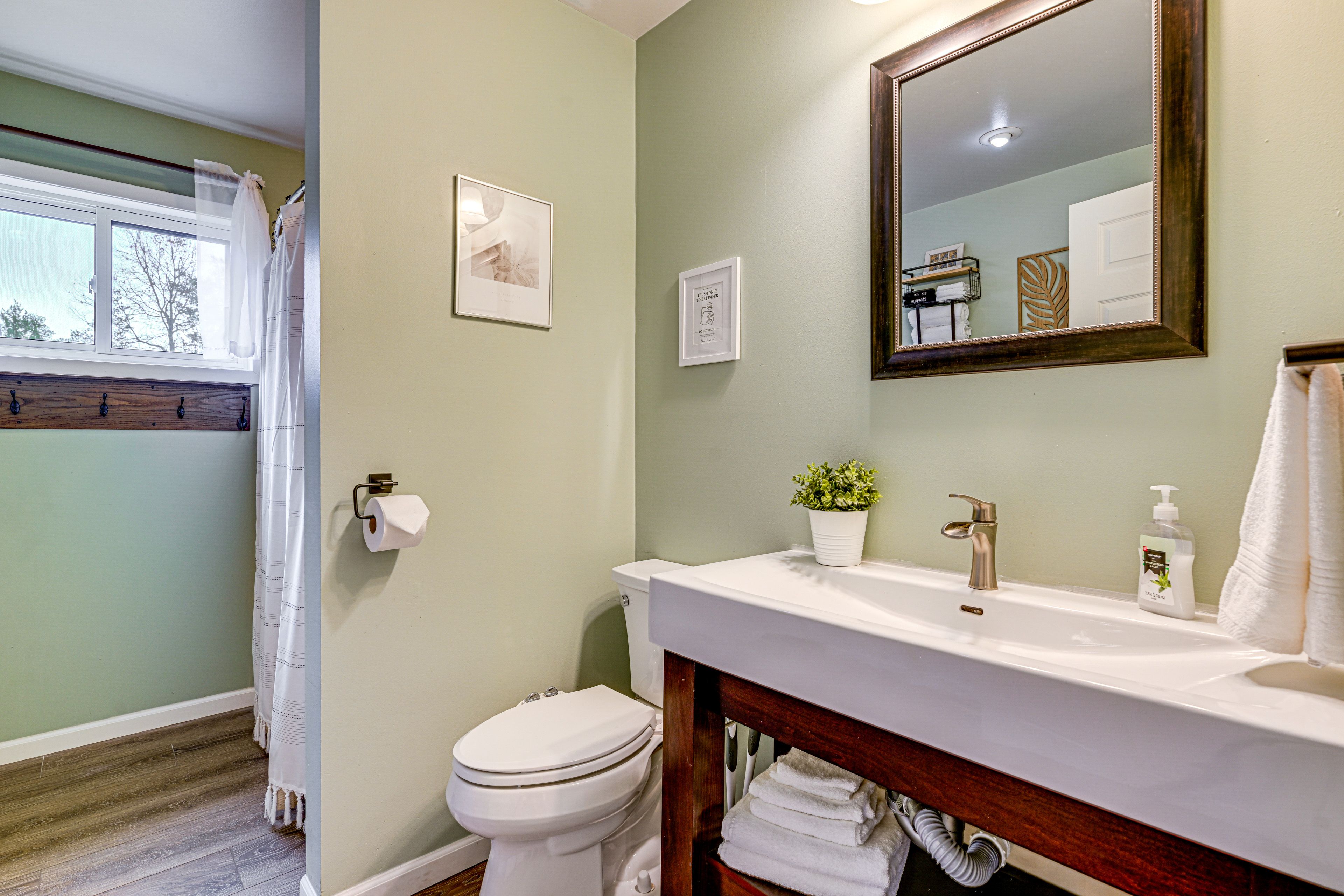 Full Bathroom | 1st Floor | Towels & Linens Provided