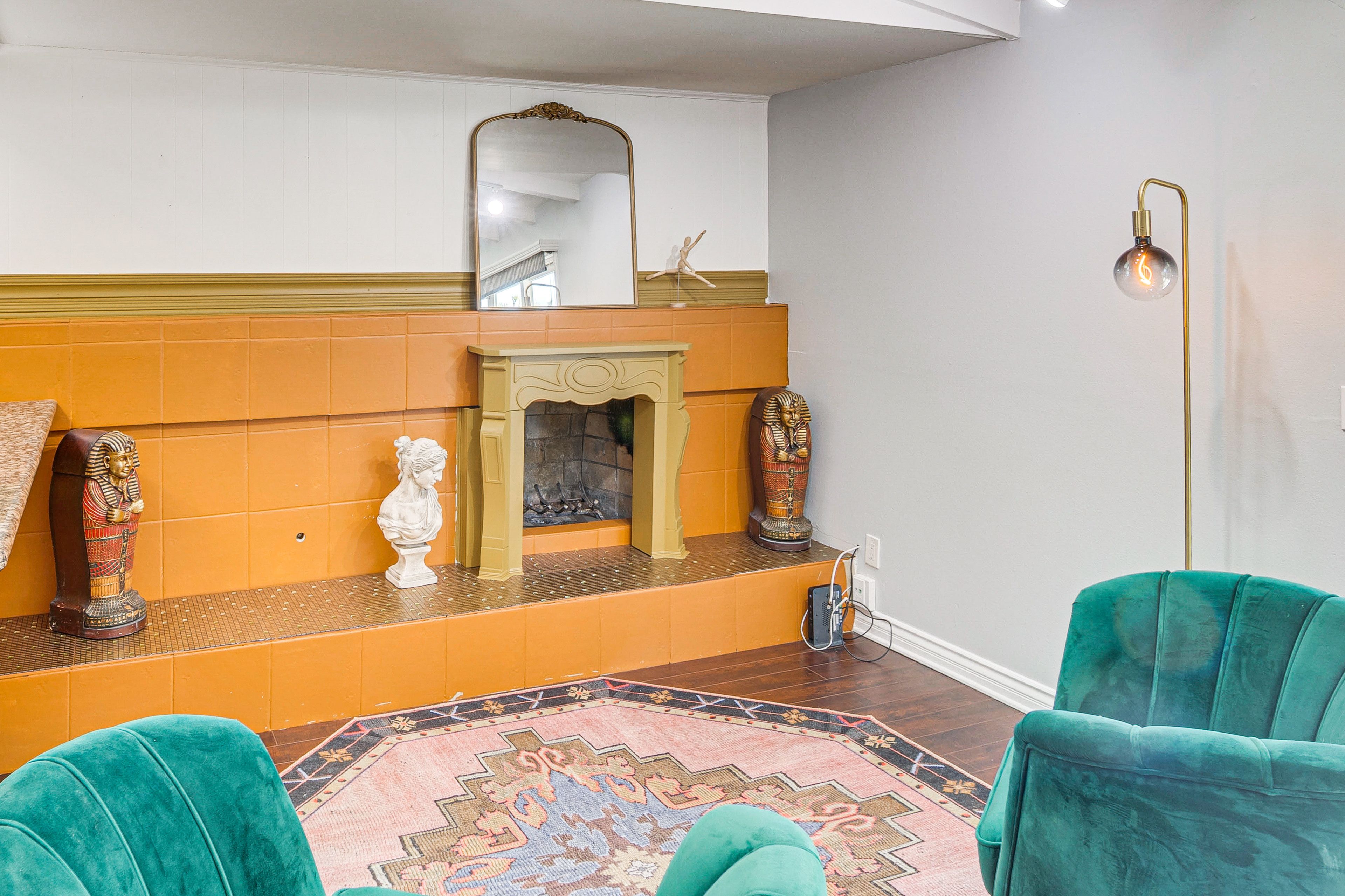 Living Room | Smart TV | Books/Board Games