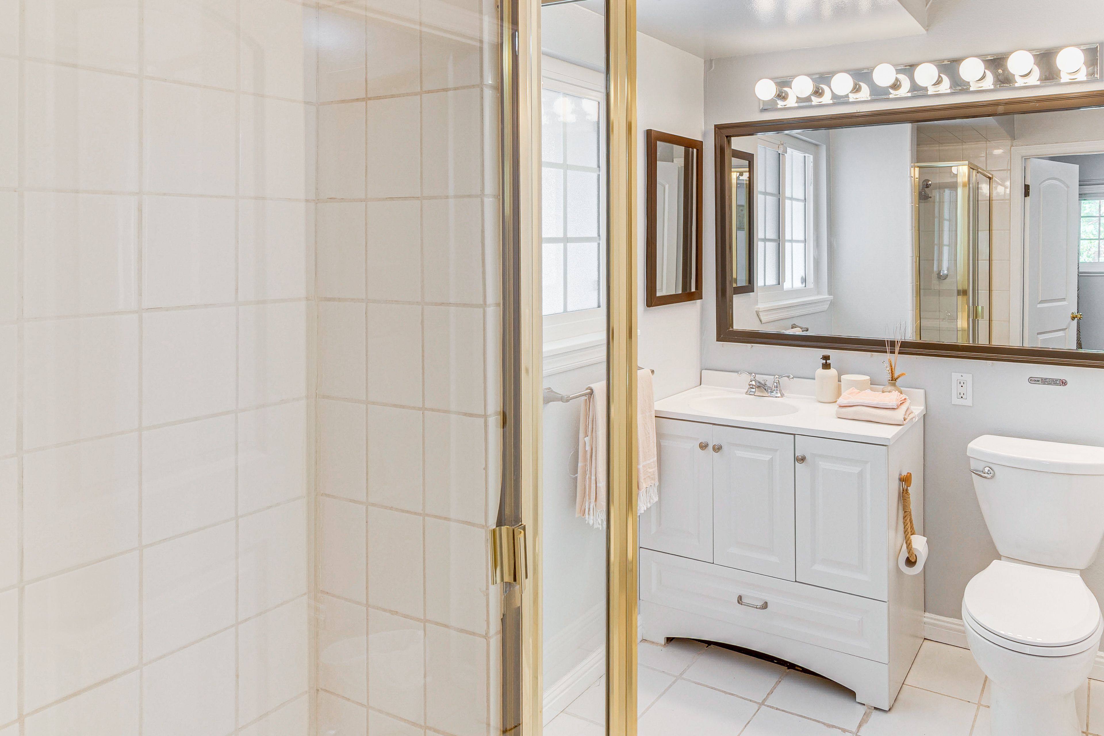 Full Bathroom | Complimentary Toiletries