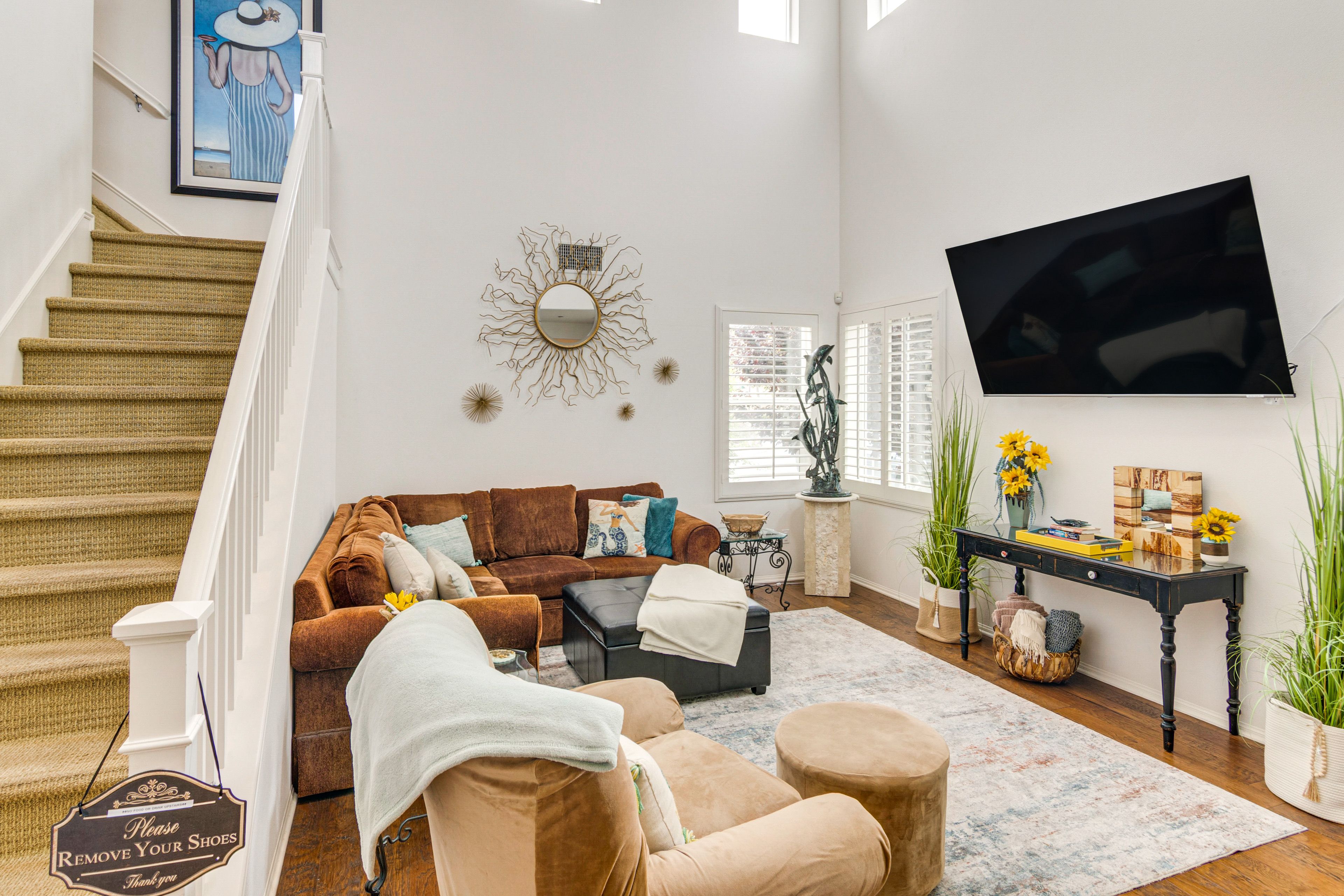 Living Room | Free WiFi | Central Heating & A/C | Smart TV | 1st Floor