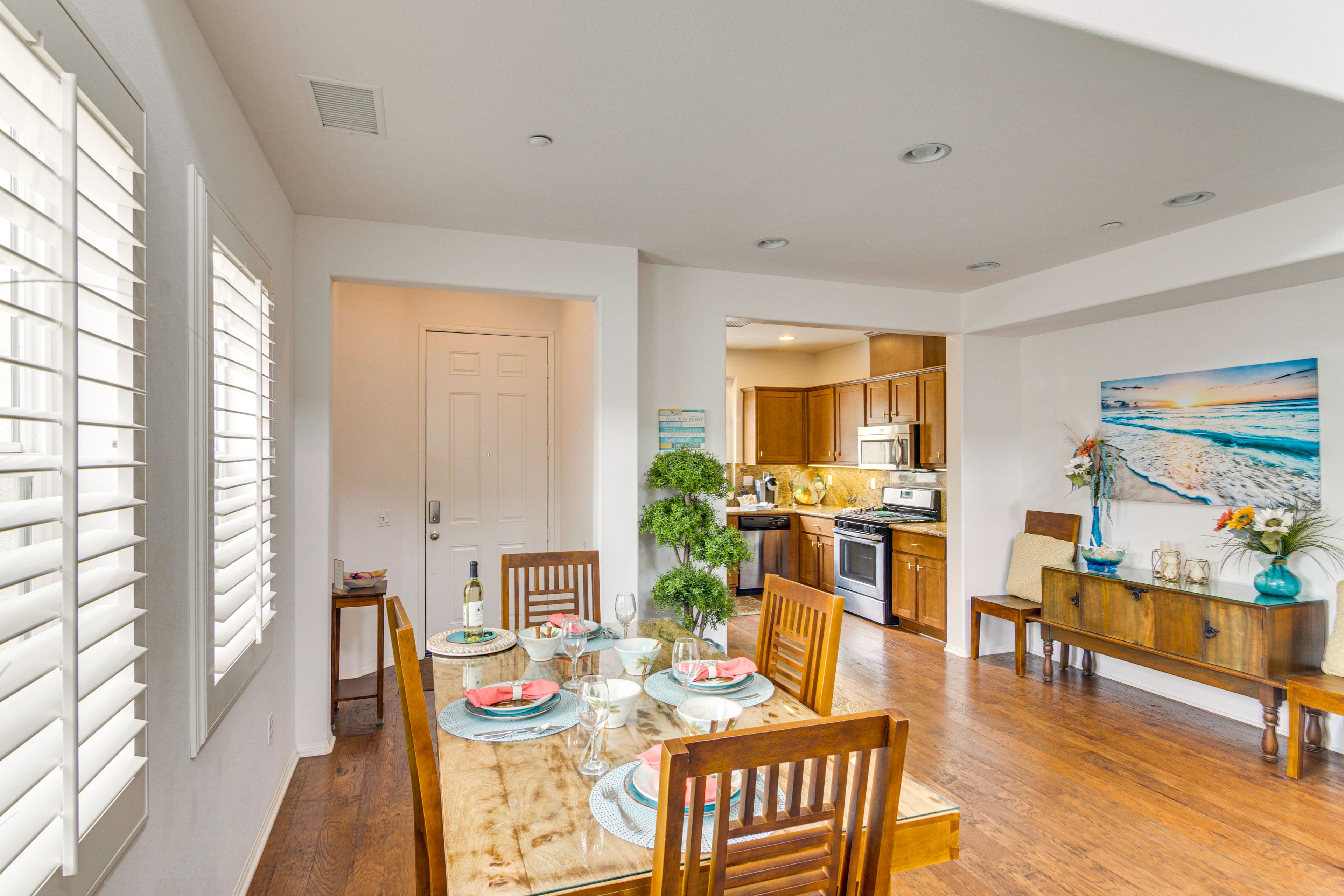 Dining Area | Dishware/Flatware Provided | 1st Floor