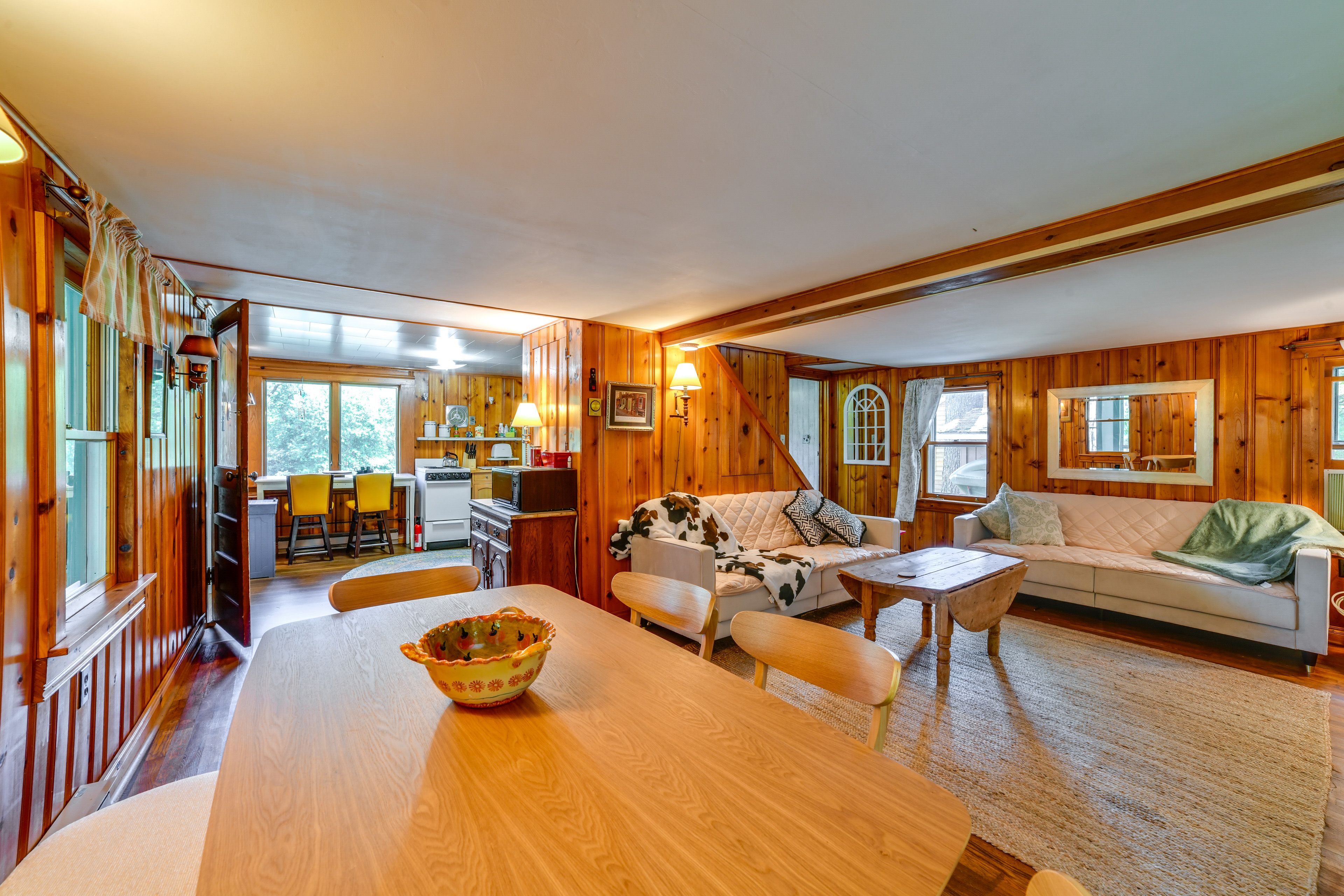Dining Area | Dishware/Flatware Provided | 1st Floor