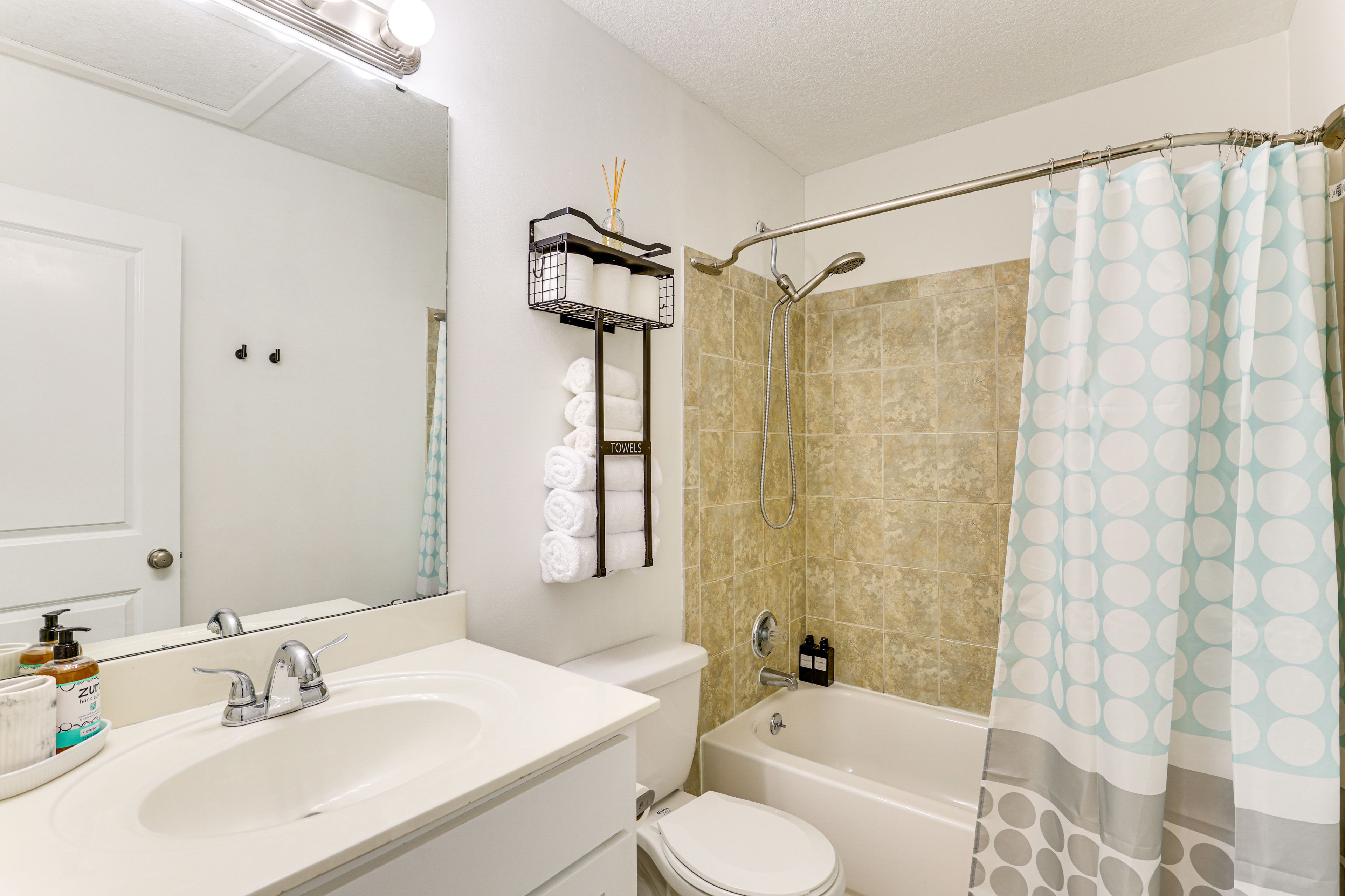 Full Bathroom | Towels Provided