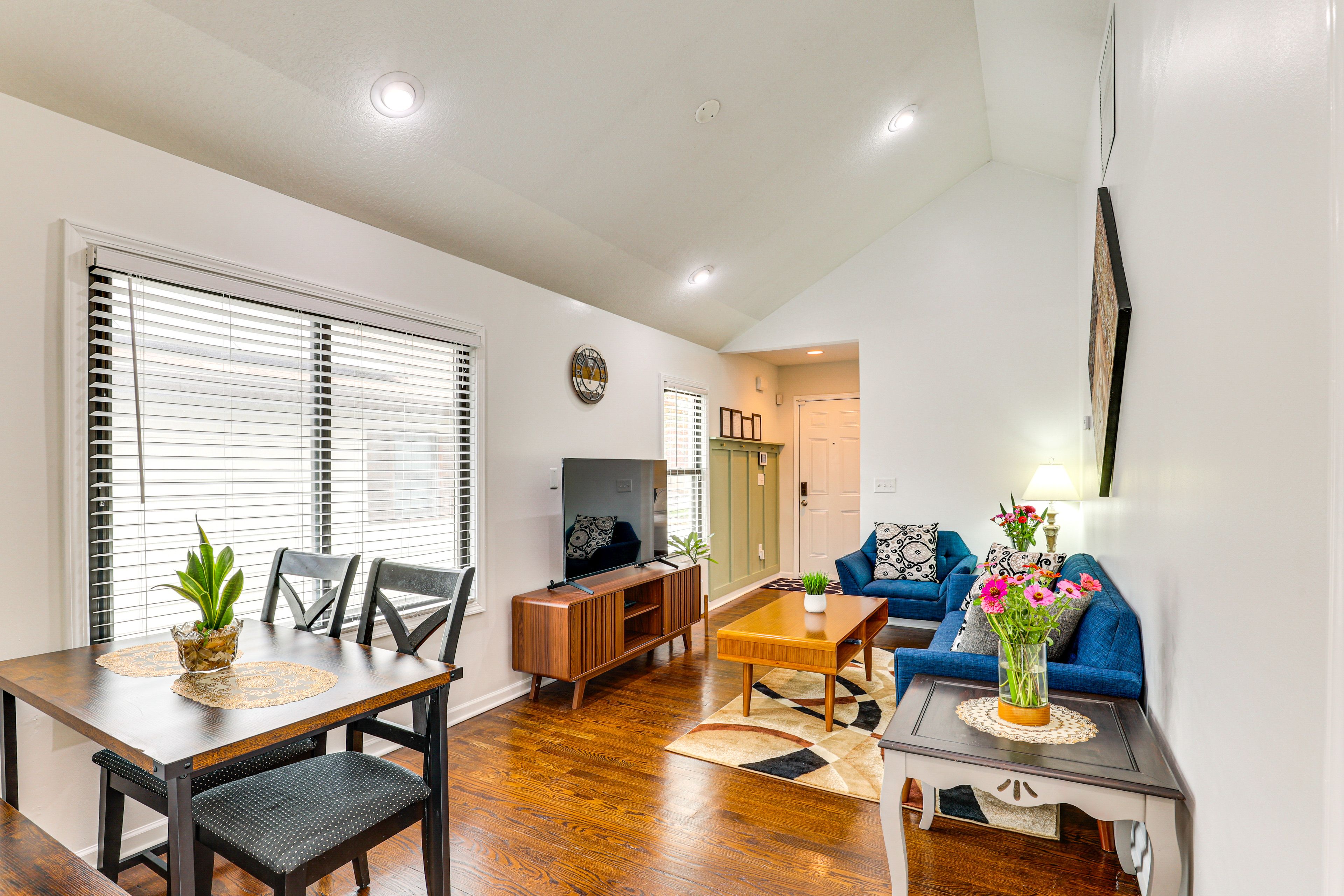 Living Room | Smart TV | Board Games