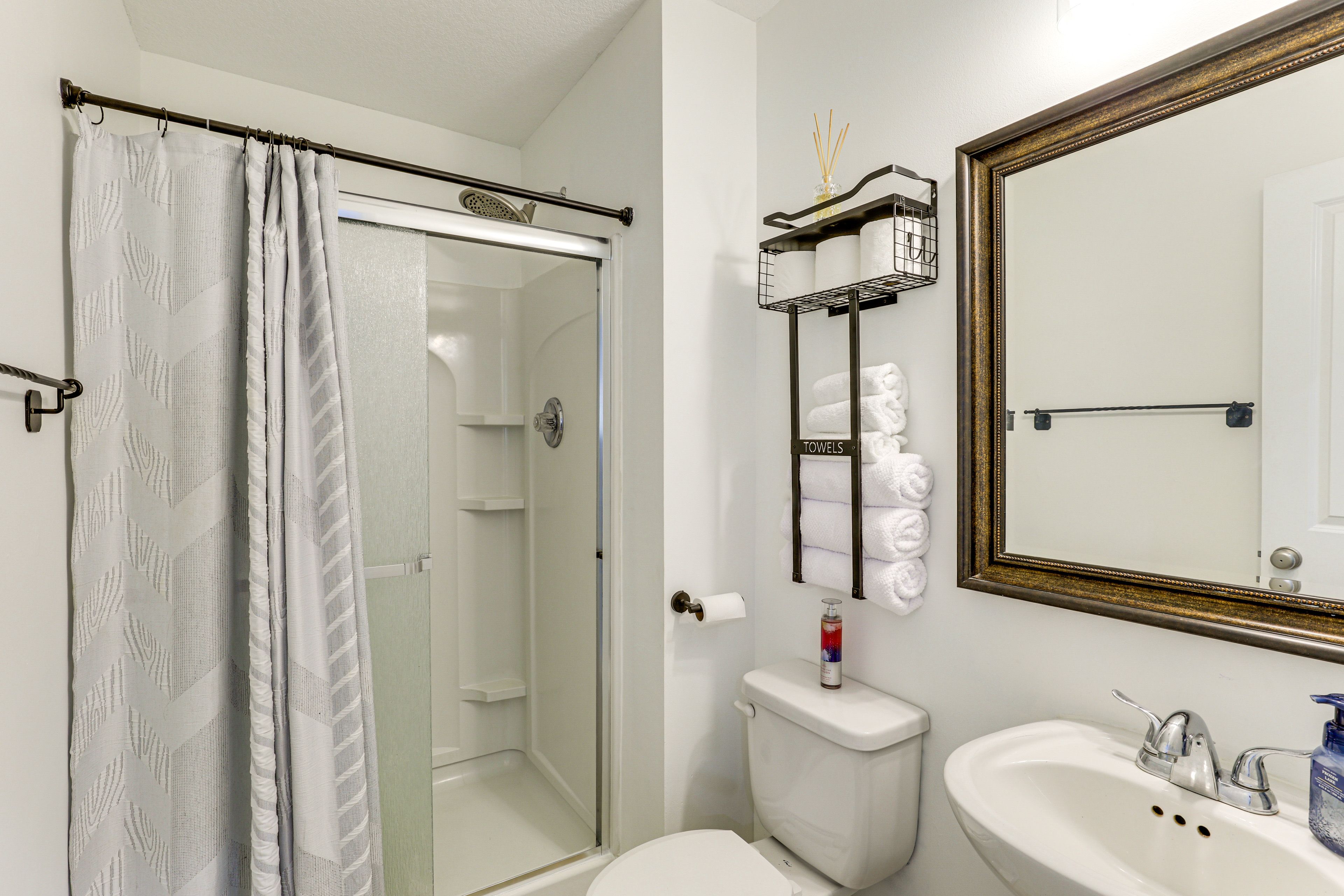 Full Bathroom | Complimentary Toiletries
