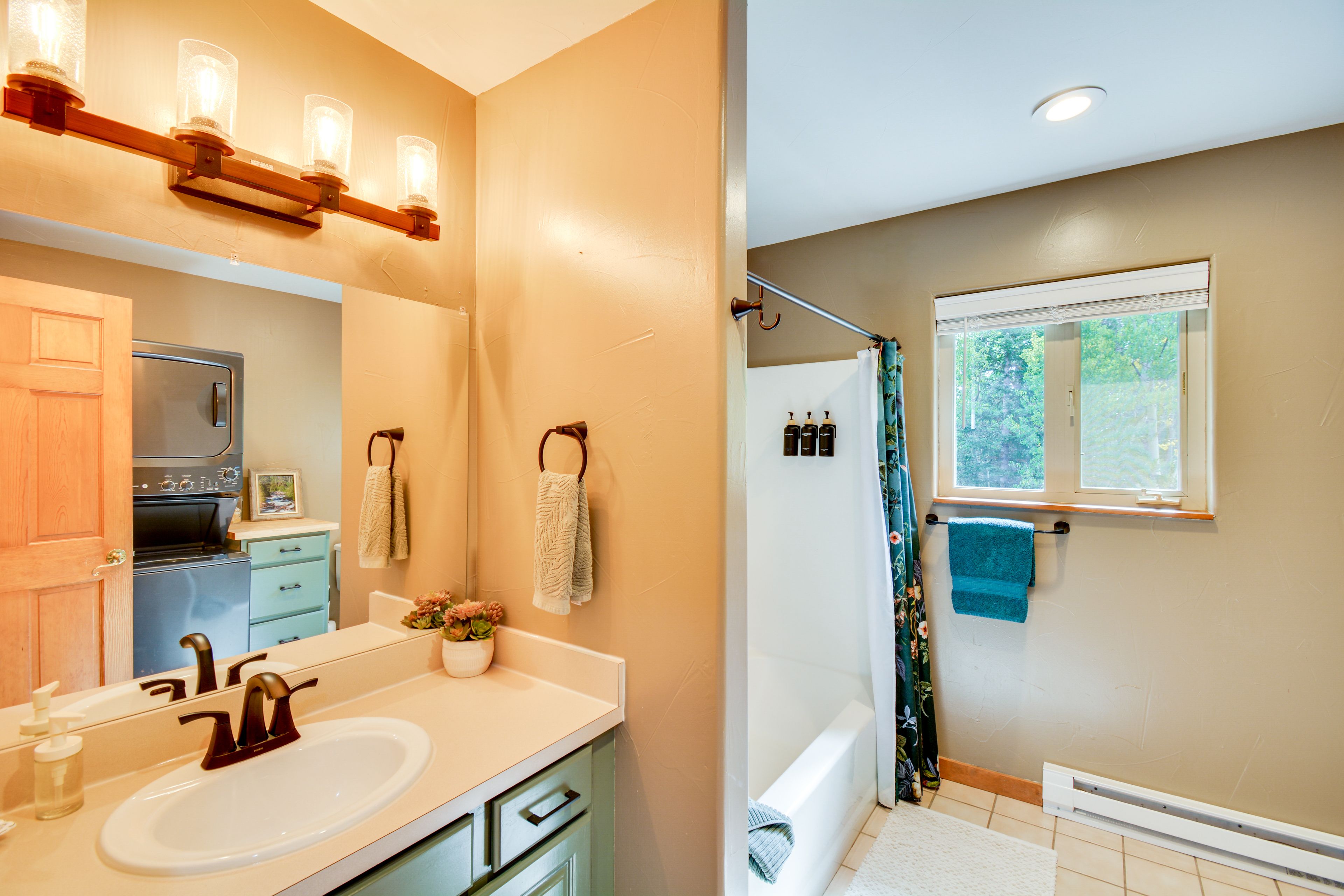 Full Bathroom | 1st Floor | Washer & Dryer | Complimentary Toiletries