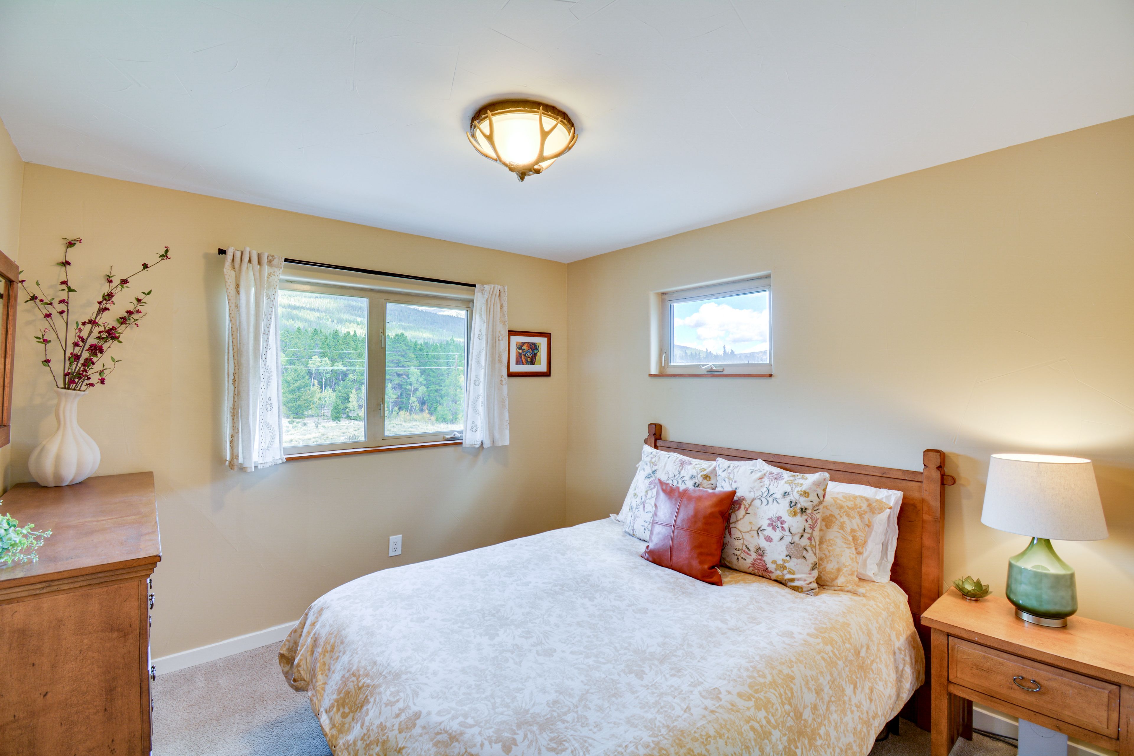 Bedroom 2 | 1st Floor | Queen Bed