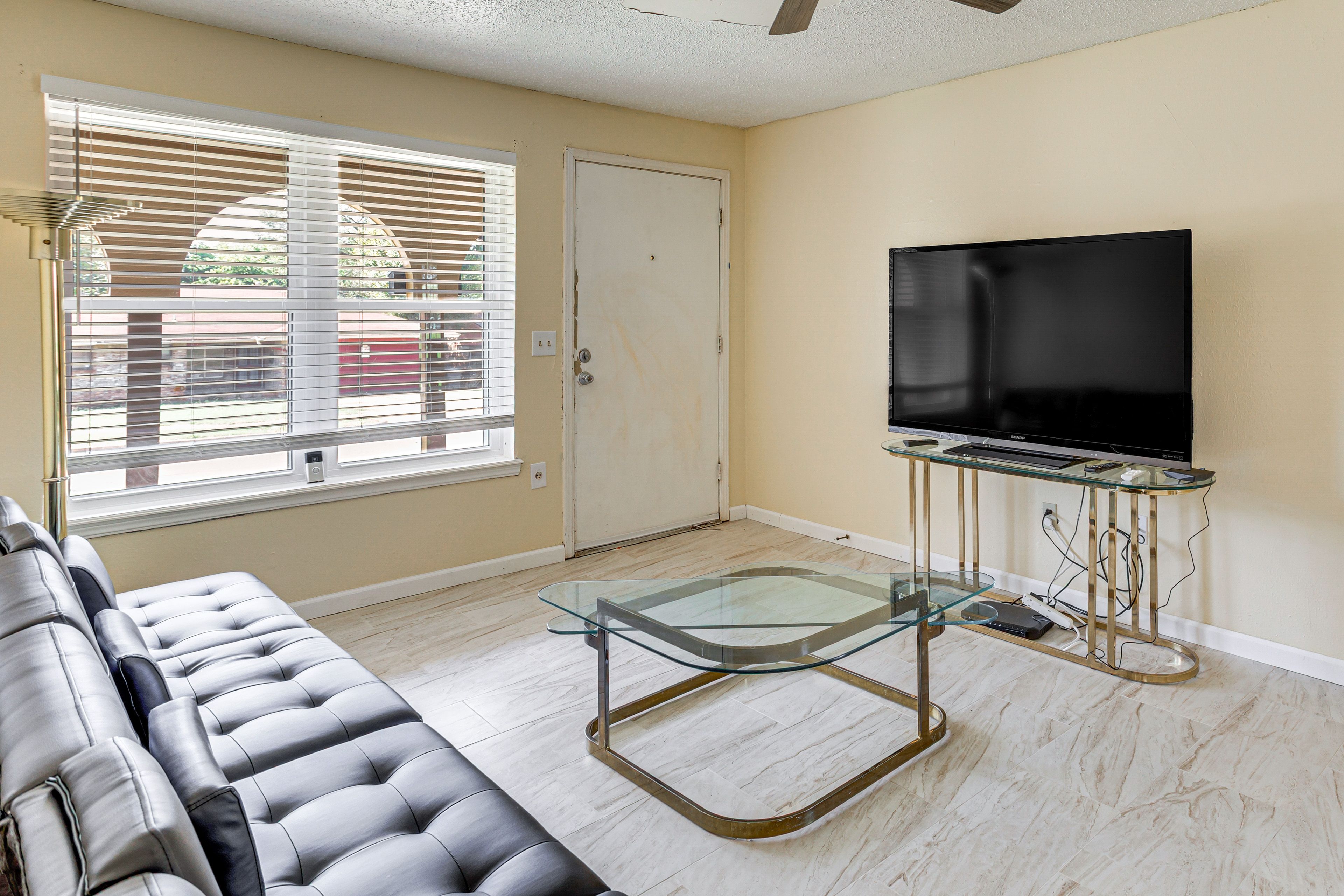 Living Room | 2 Twin Futons | Flat-Screen TV | Central Heating & A/C | Free WiFi