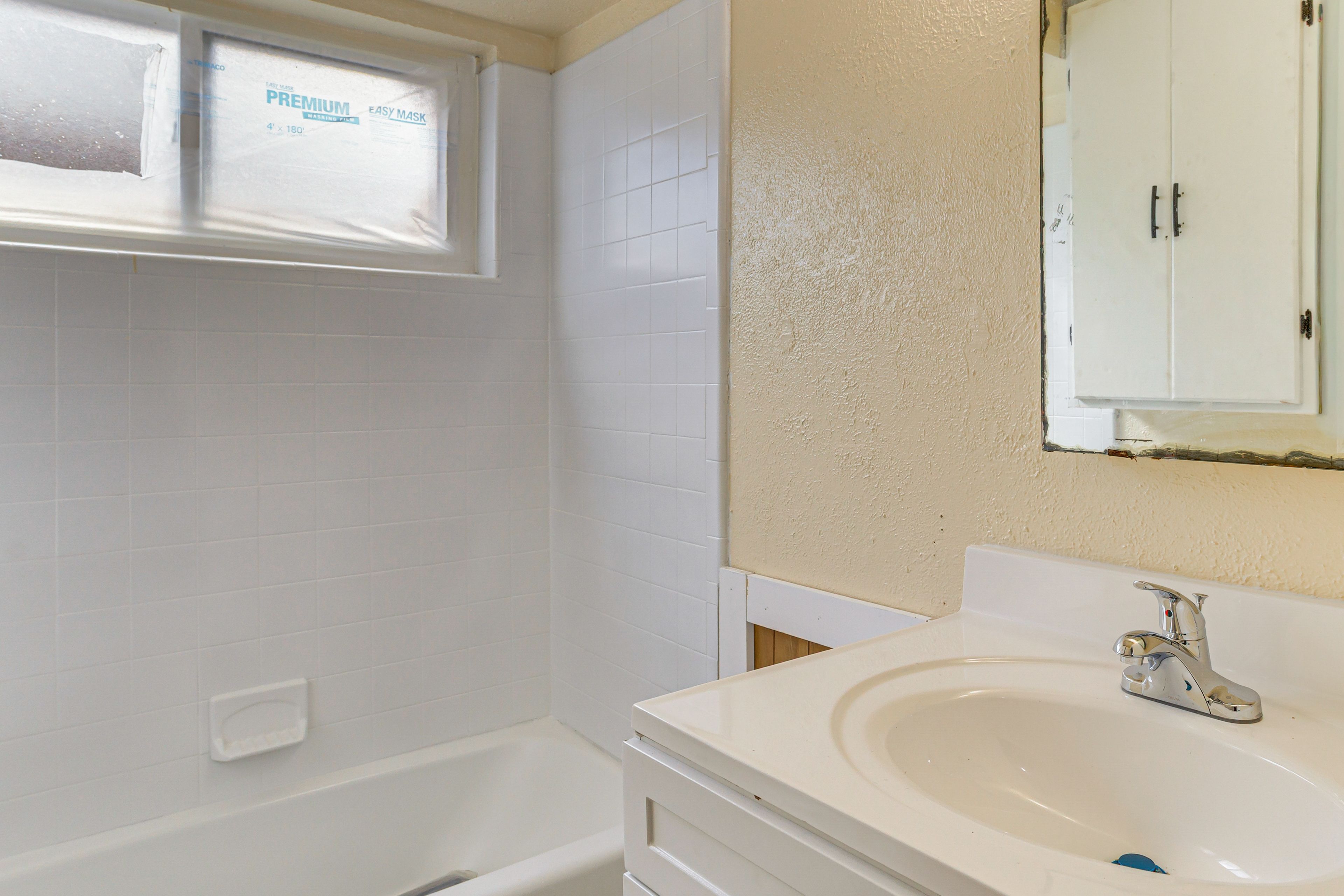 Full Bathroom | Complimentary Toiletries | Towels Provided