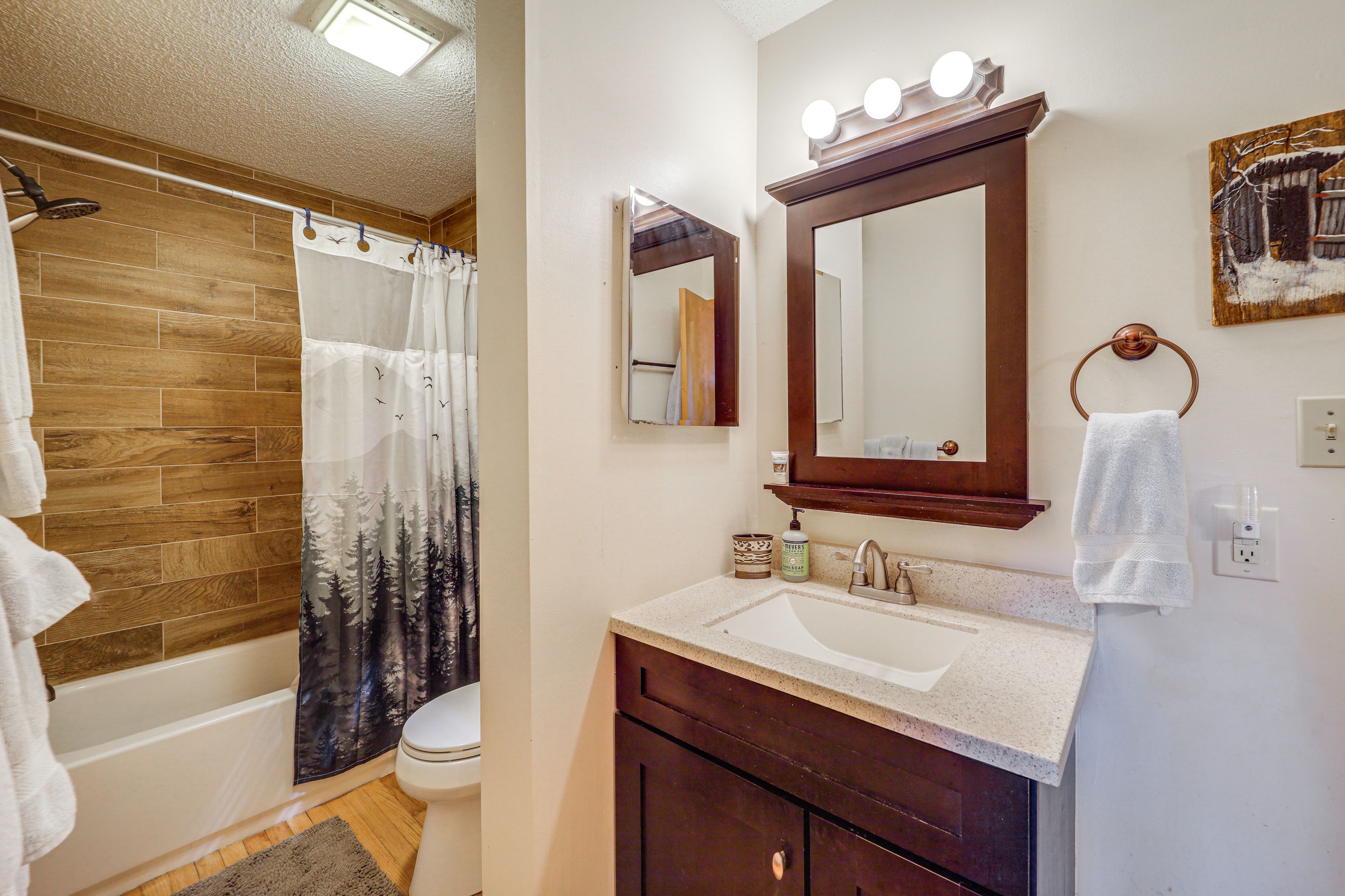 En-Suite Bathroom | Main Floor | Towels Provided