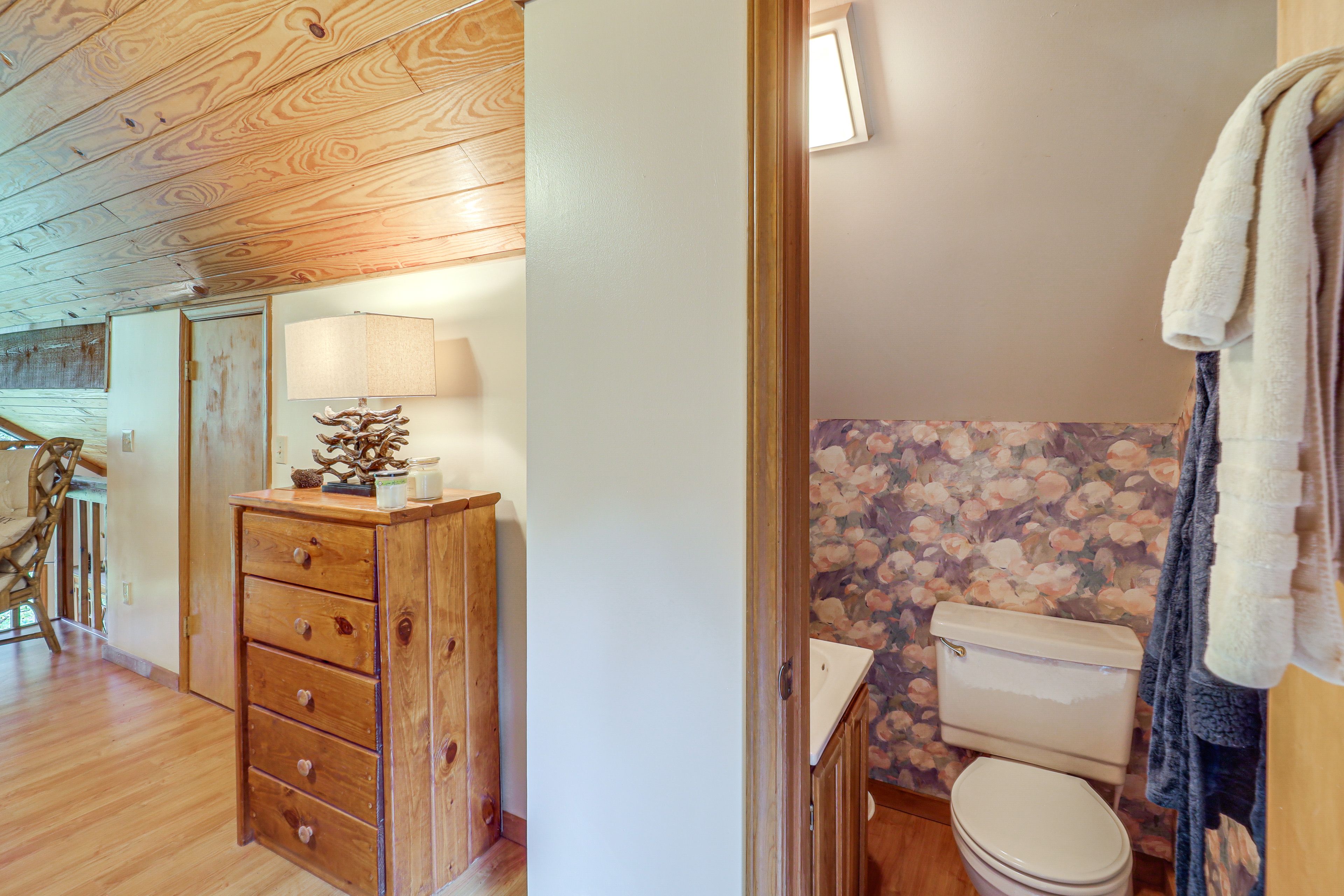 Half Bathroom | Upper Floor
