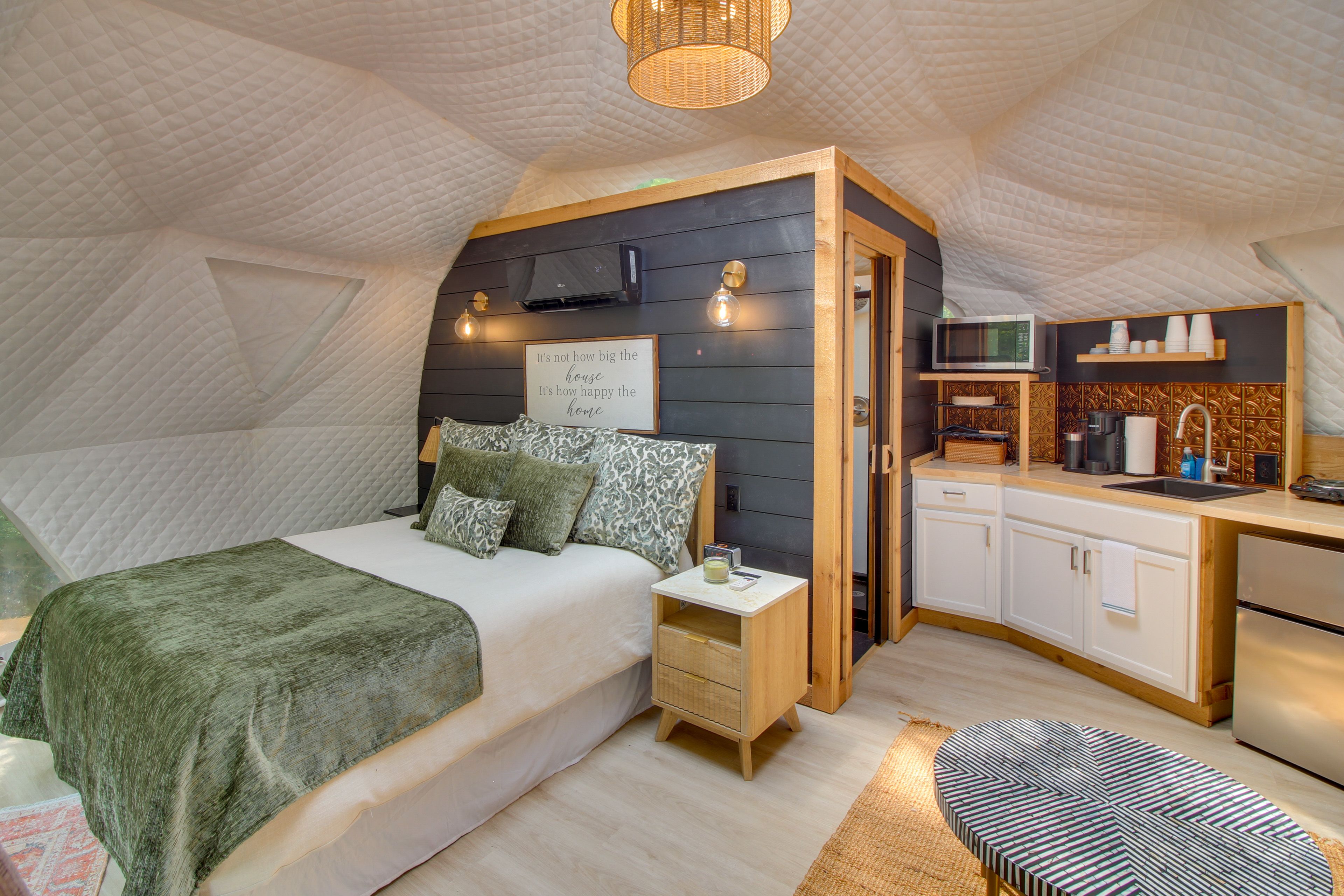 Studio | Queen Bed | Linens