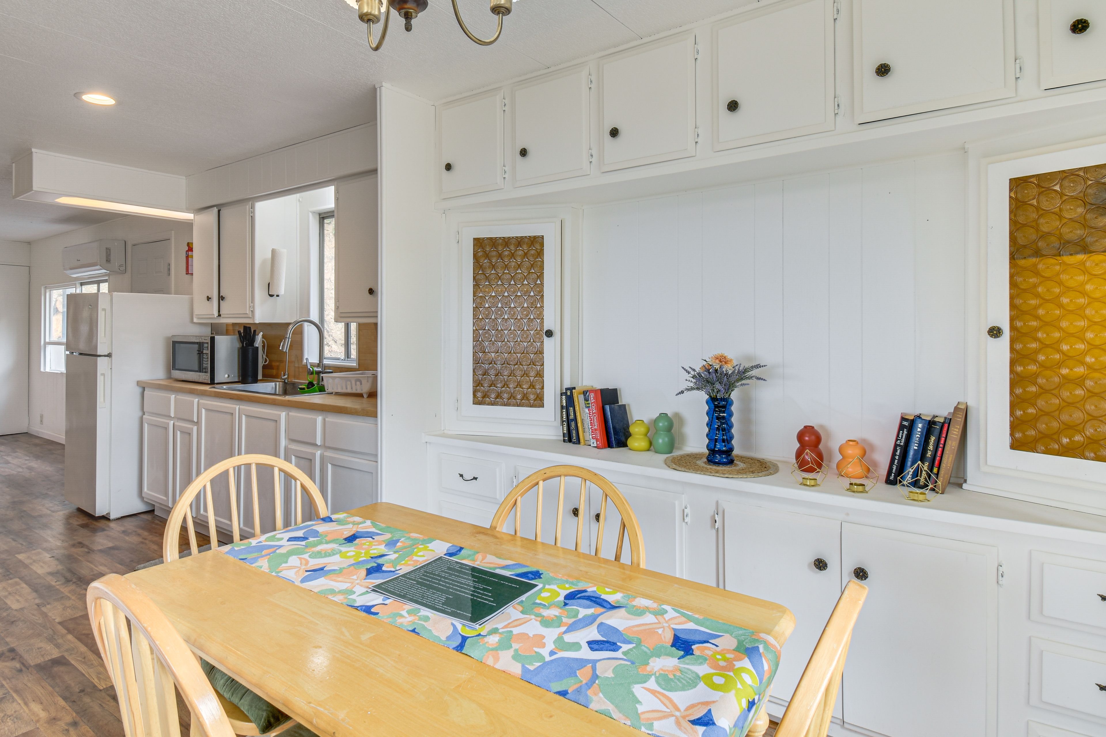 Dining Area | Dishware/Flatware