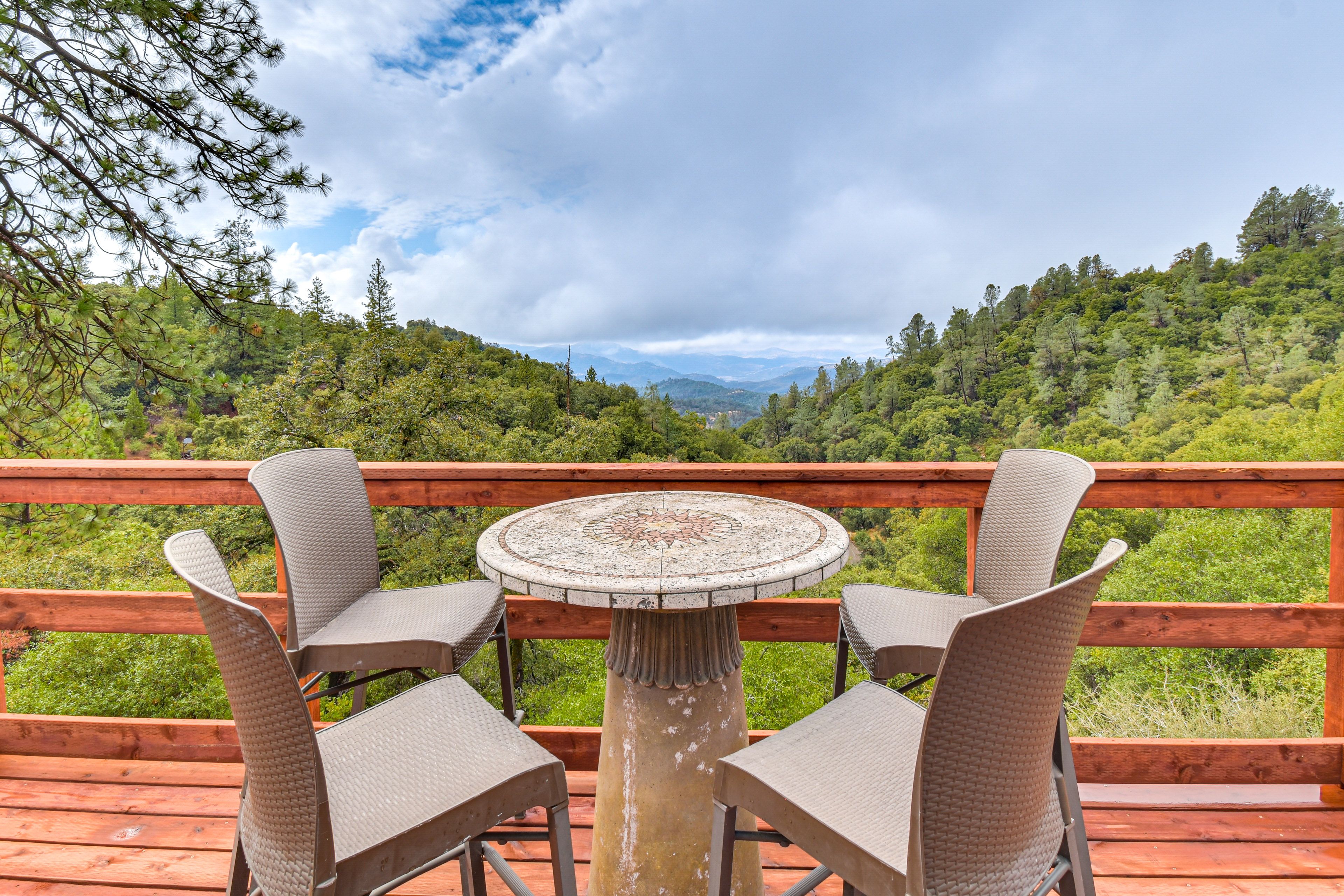 Coulterville Vacation Rental | 2BR | 2BA | 1,344 Sq Ft | 5 Steps Required