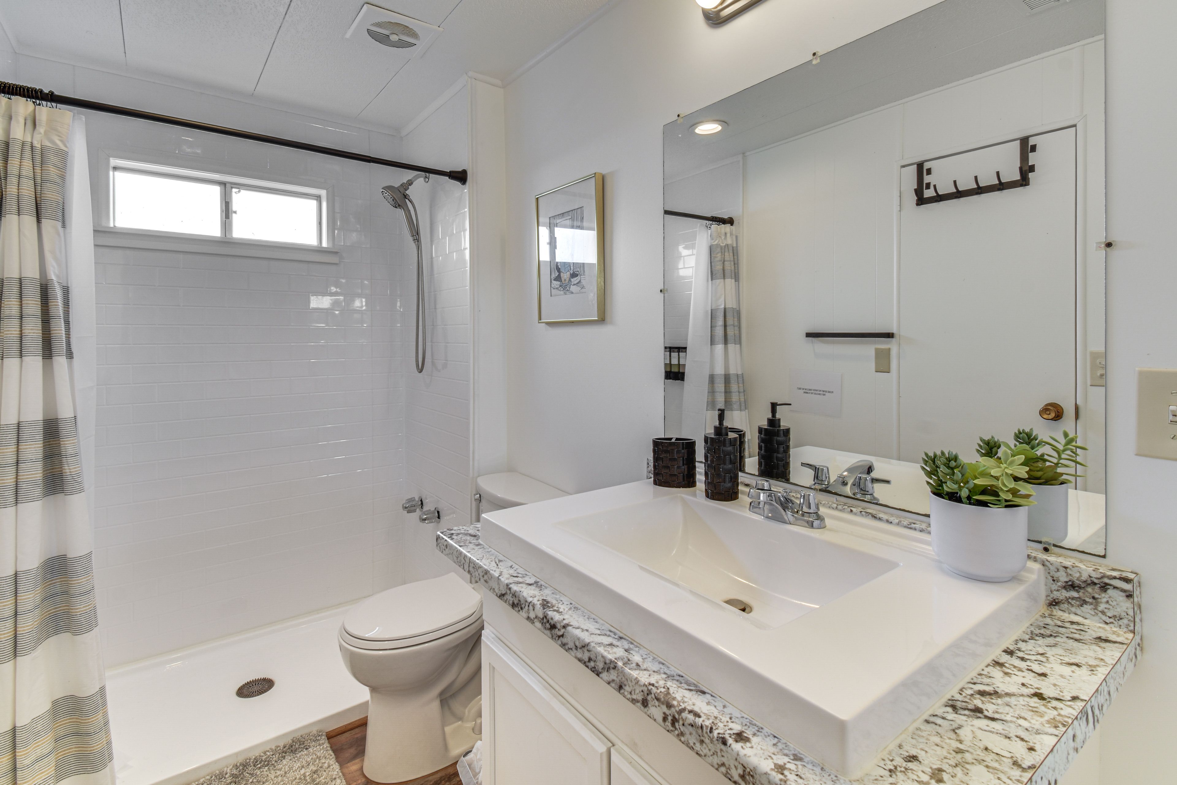 Full Bathroom | Towels Provided