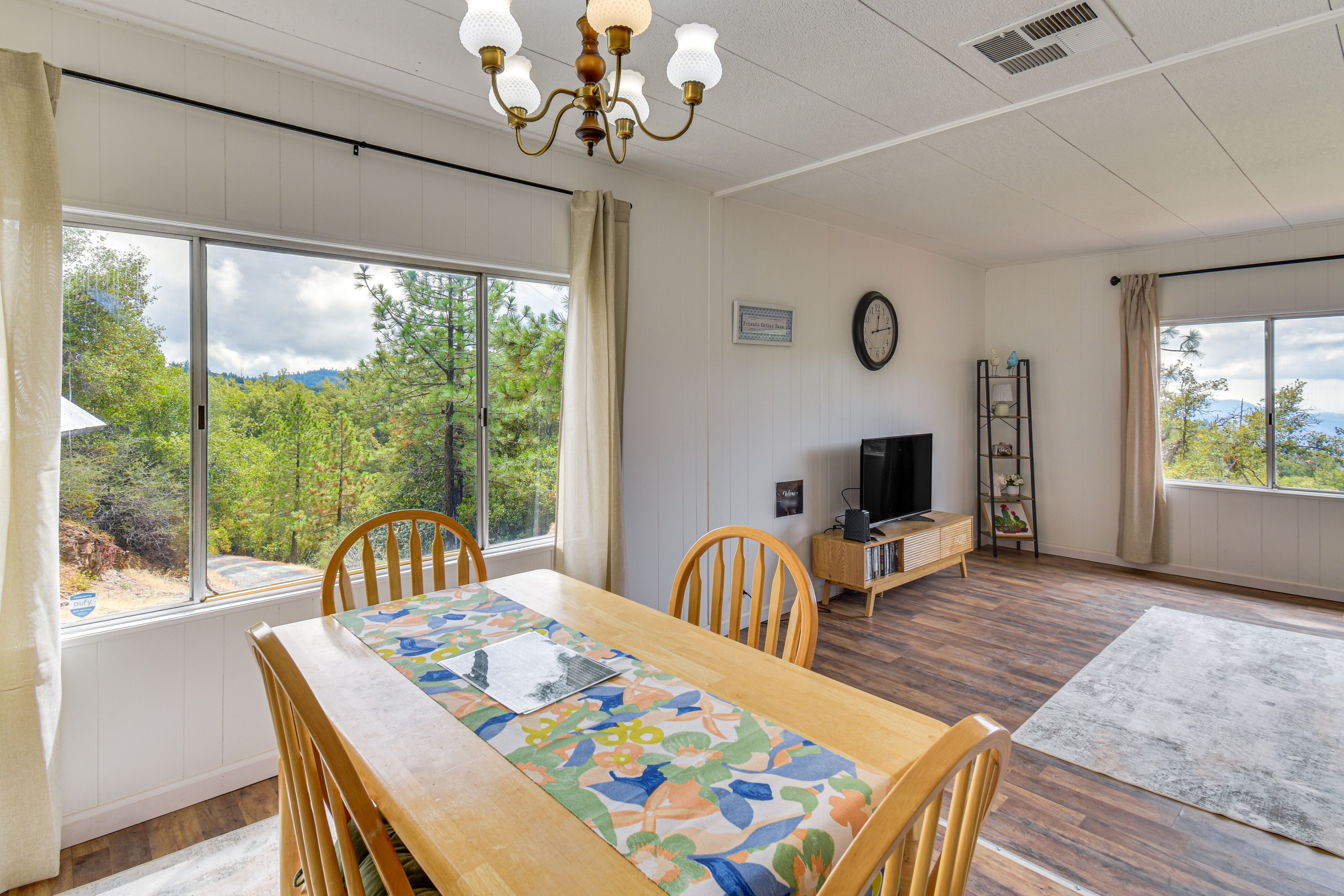 Dining Area | Wet Bar