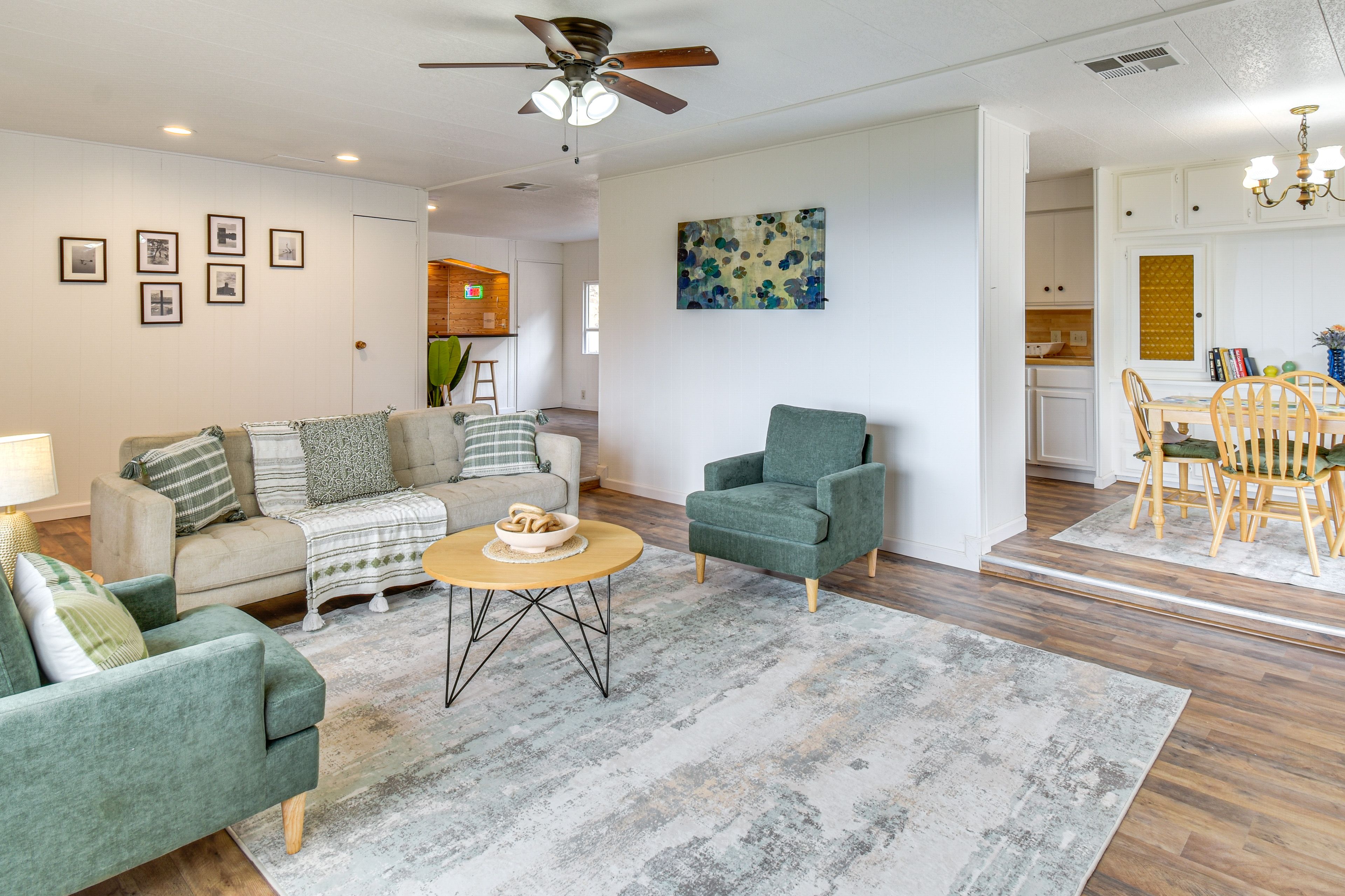 Living Room | Smart TV | Books/Board Games