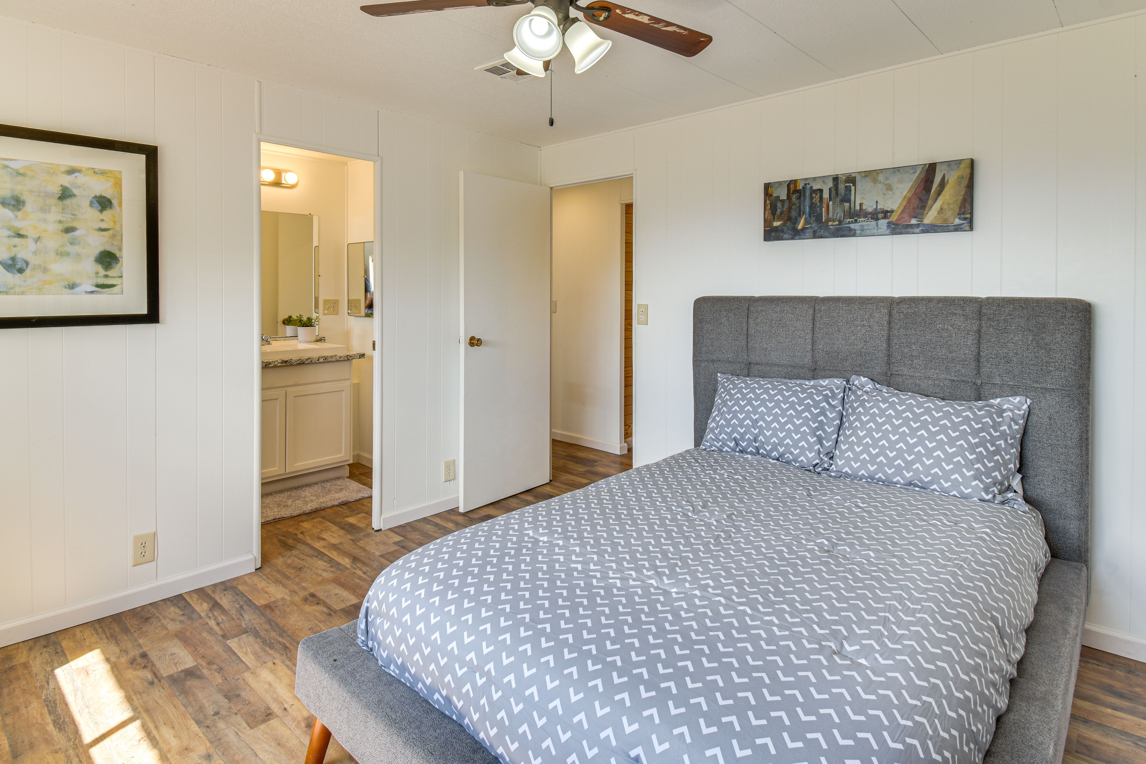 Bedroom 1 | Queen Bed