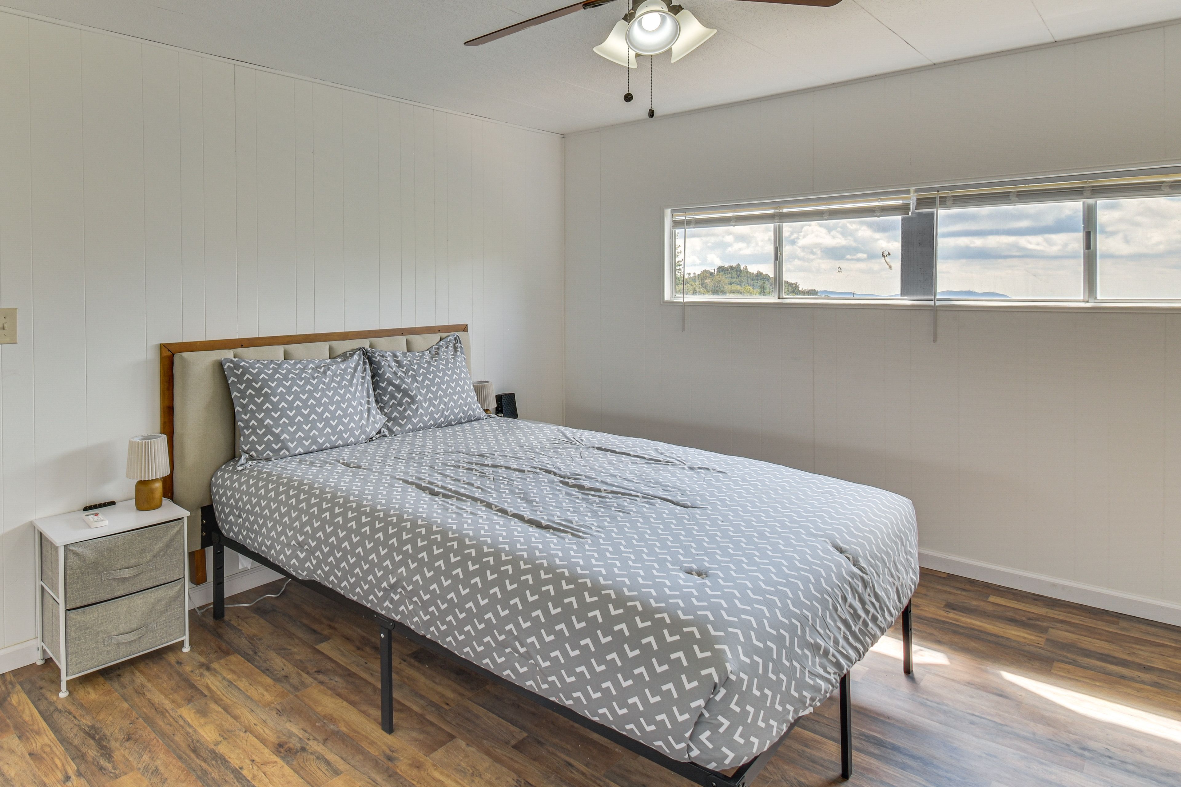 Bedroom 2 | Queen Bed