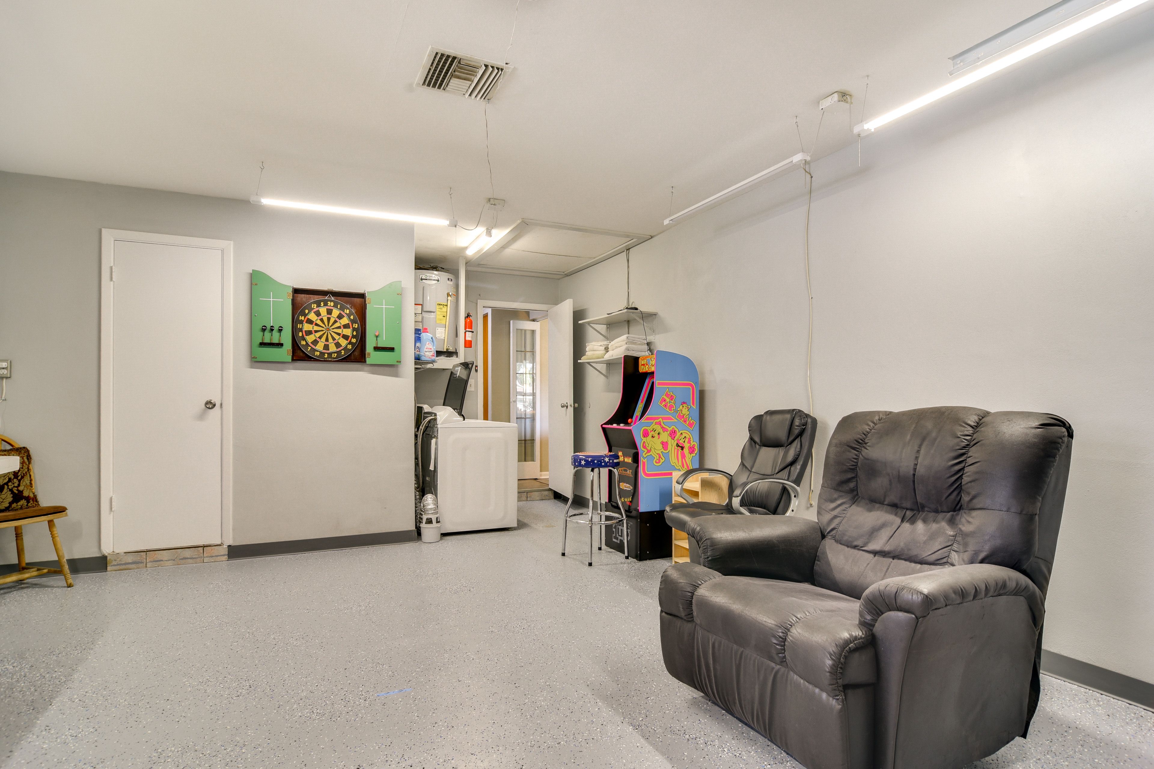 Garage Game Room | Arcade Game | Dartboard