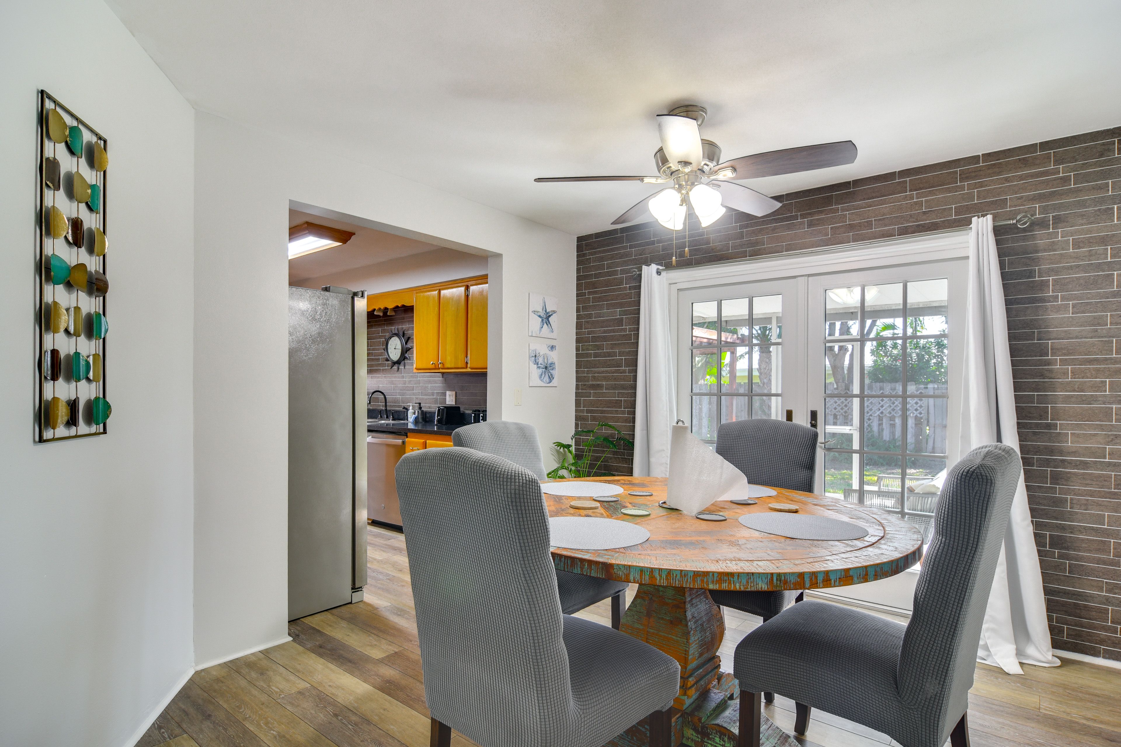 Dining Area | Dishware & Flatware Provided
