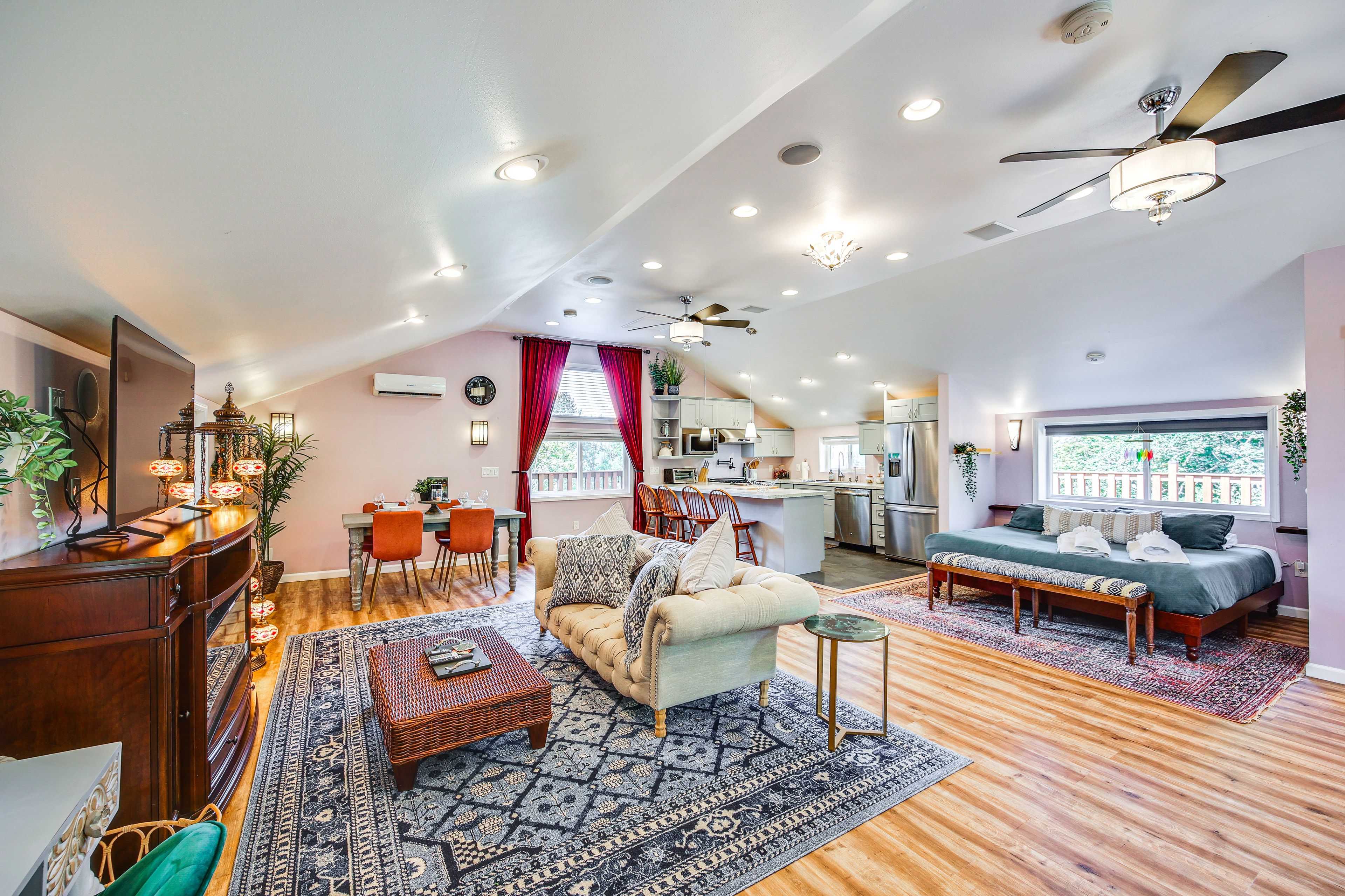 Living Area | Smart TV | Free WiFi | Desk