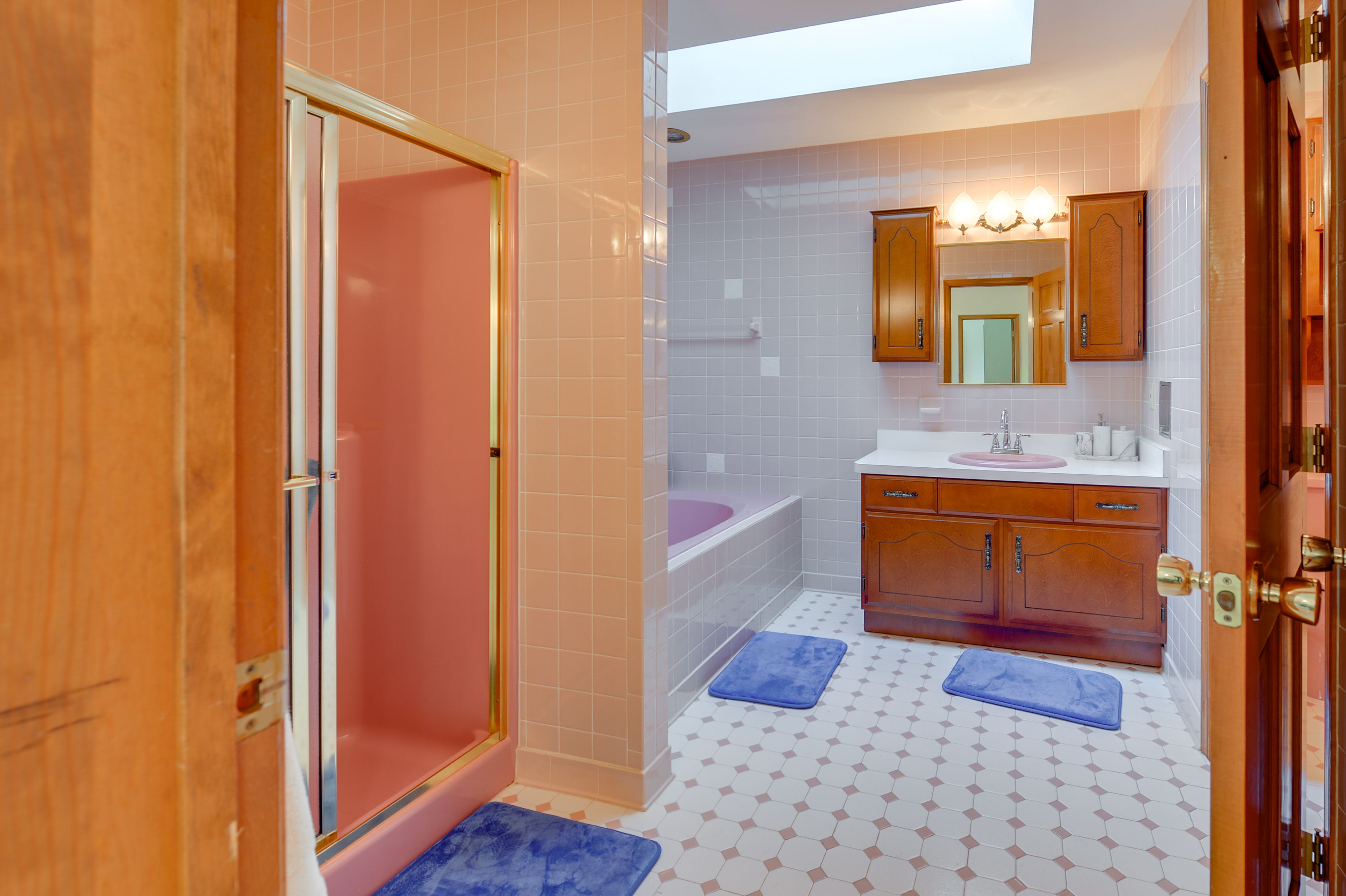 Full Bath | Towels | Hair Dryer | Main Level