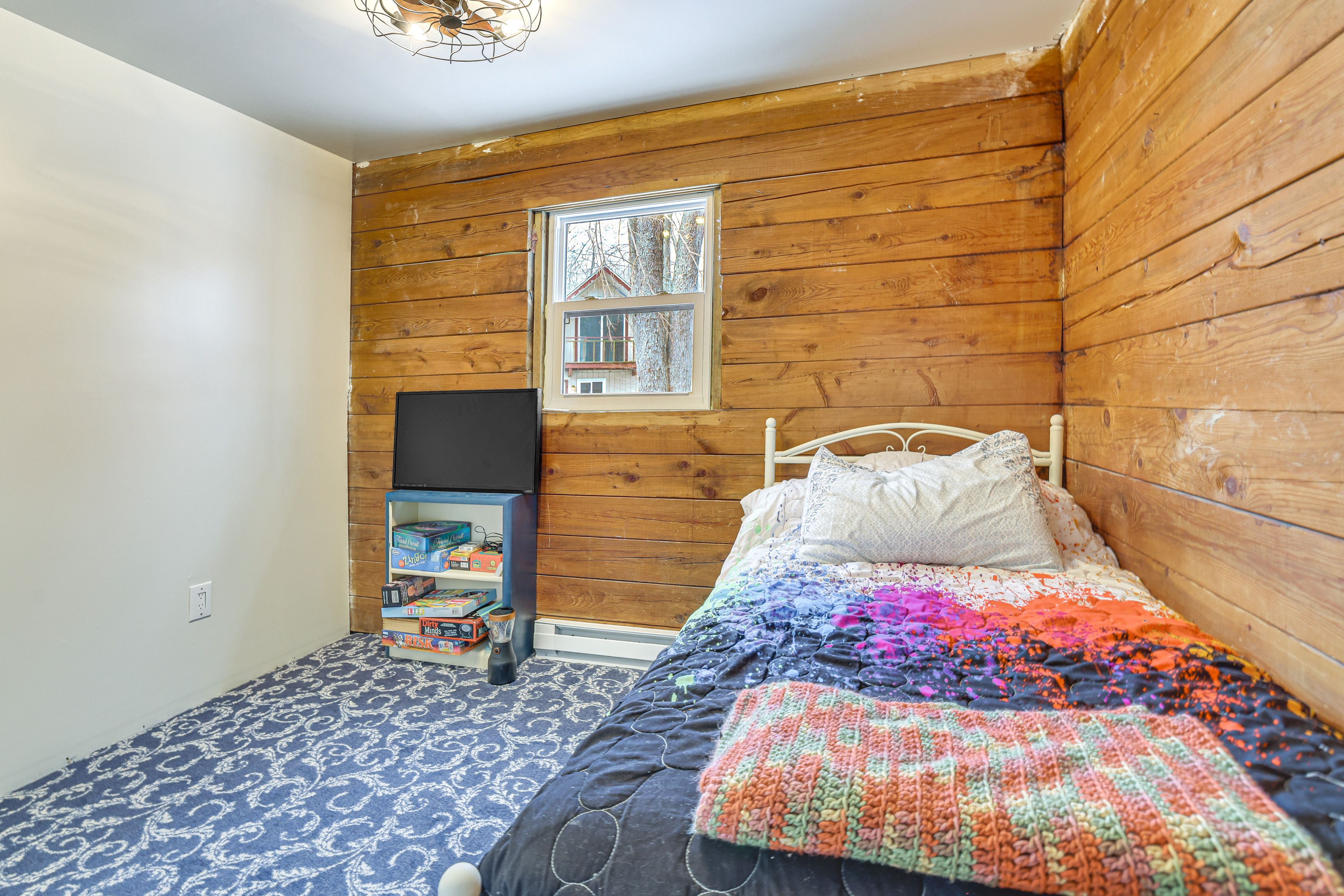 Bedroom 2 | Twin Bed | 1st Floor